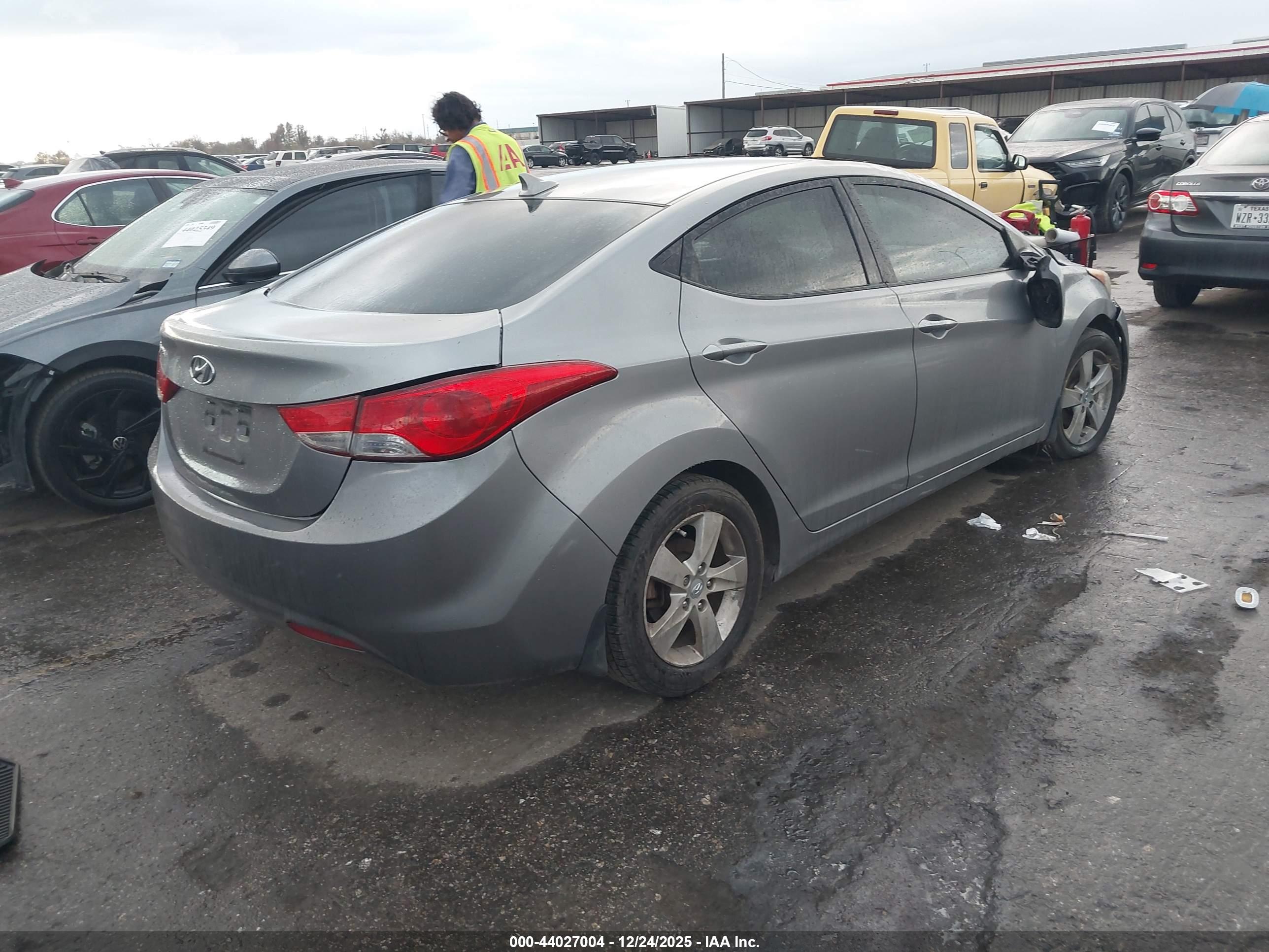 HYUNDAI ELANTRA image 4