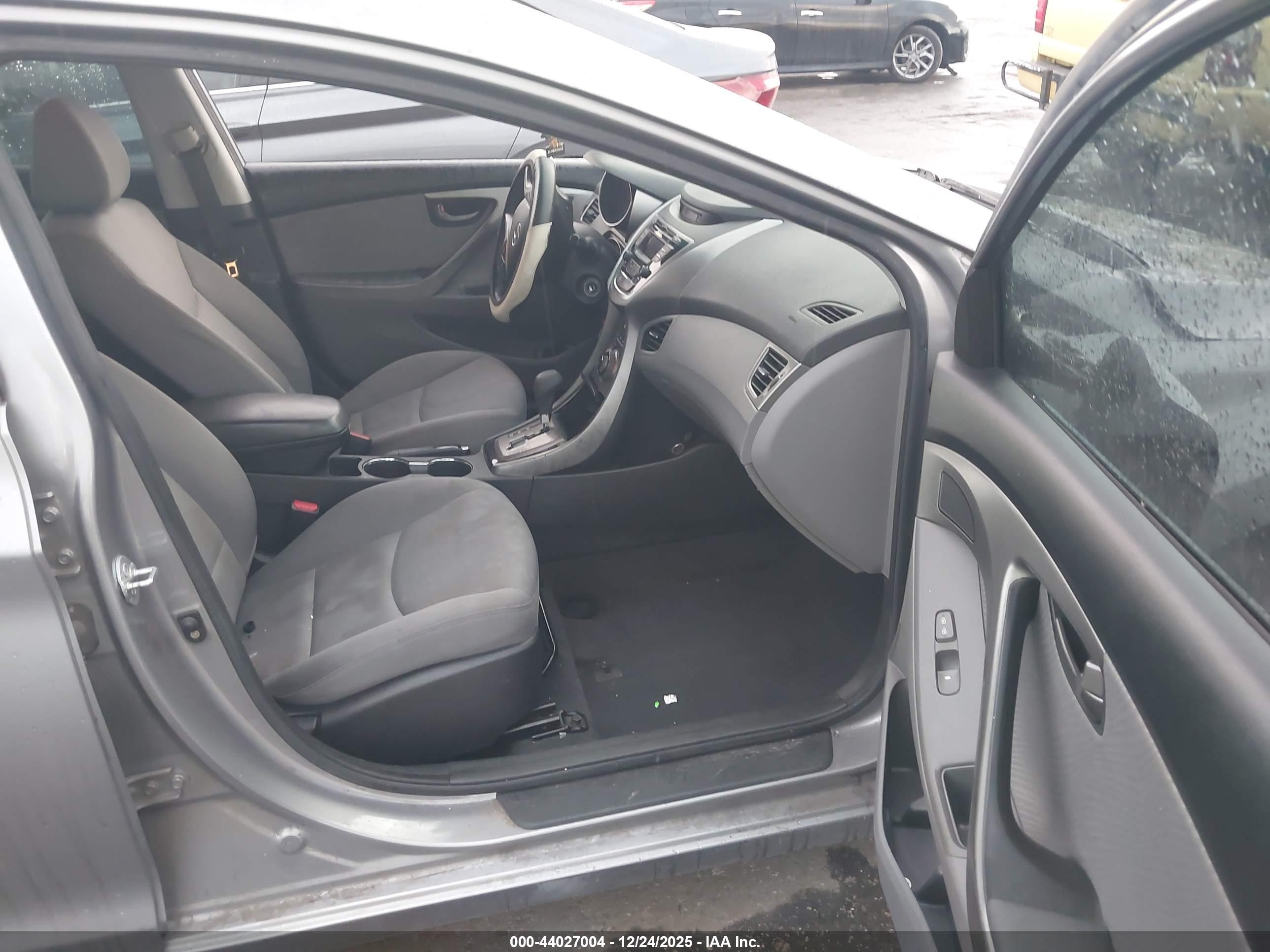 HYUNDAI ELANTRA image 5