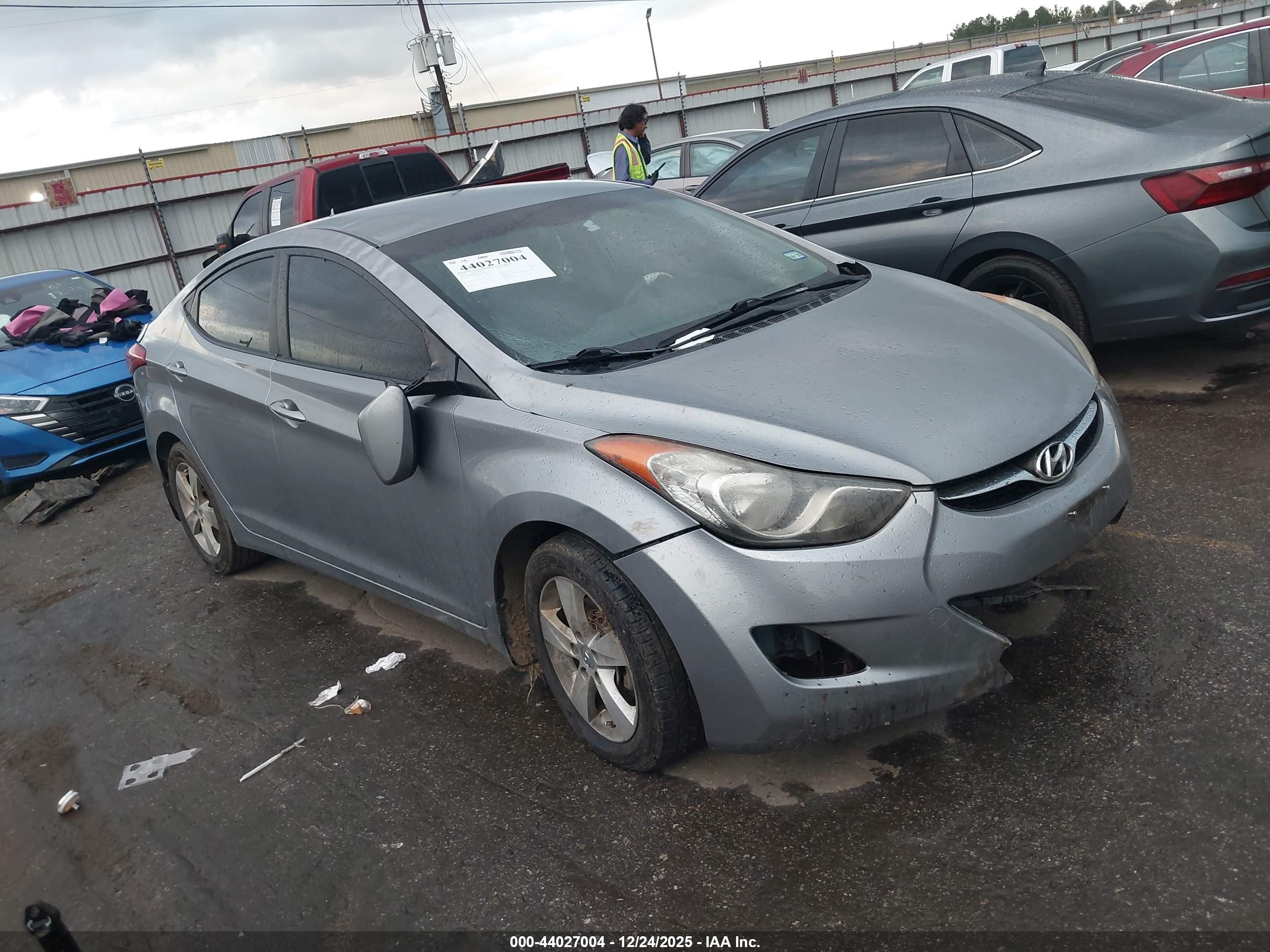 HYUNDAI ELANTRA image 6