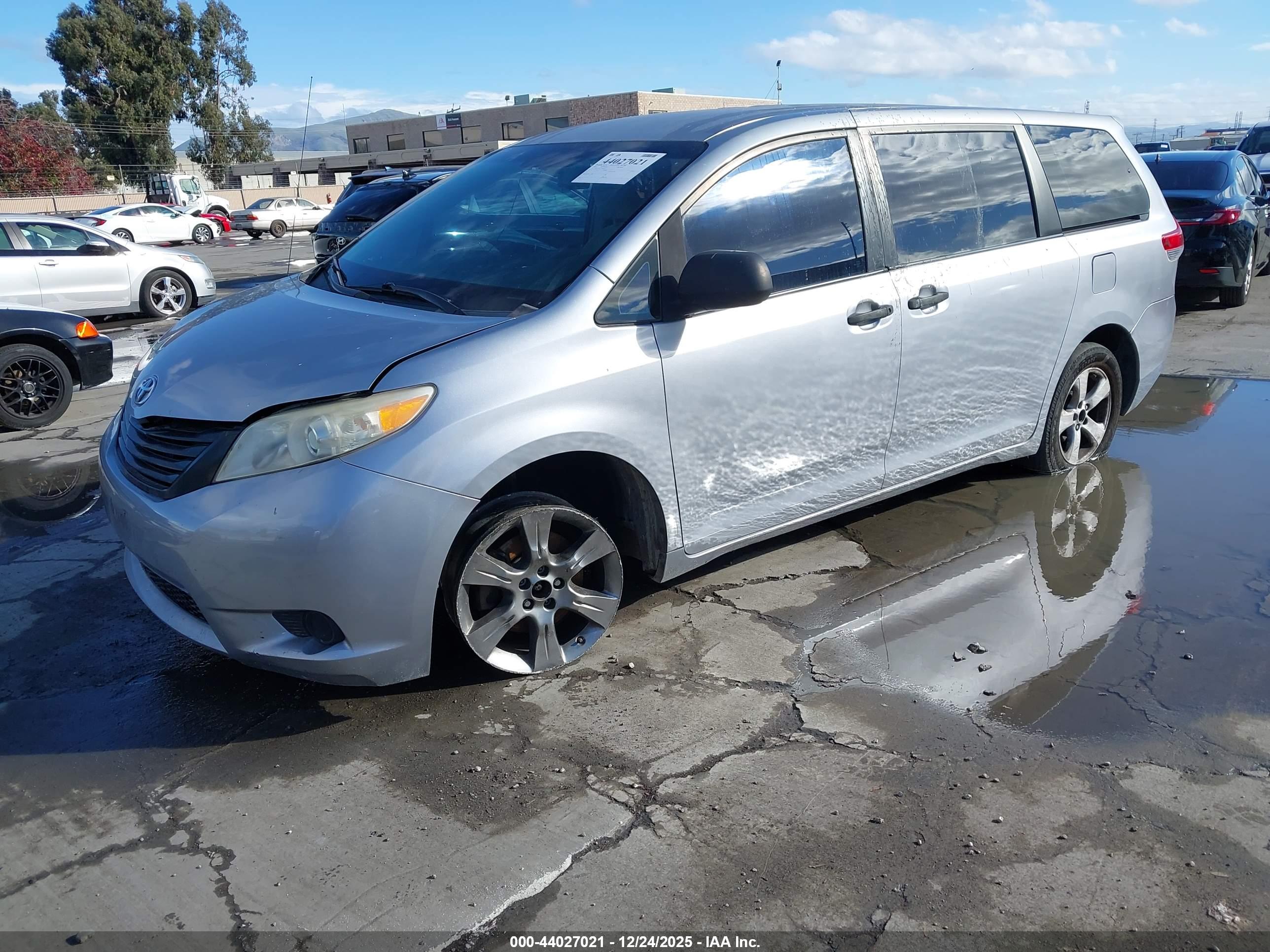 TOYOTA SIENNA image 2
