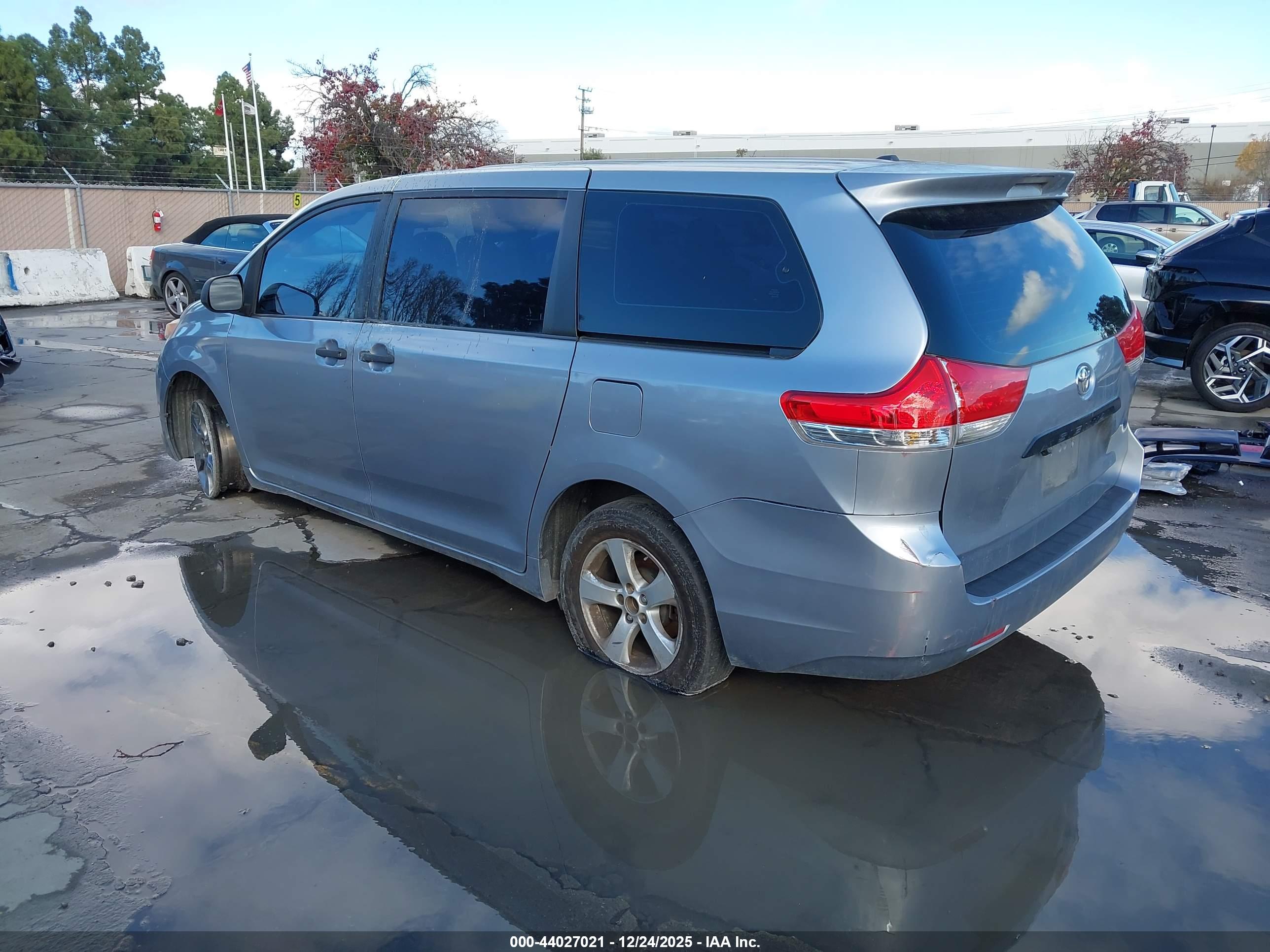 TOYOTA SIENNA image 3