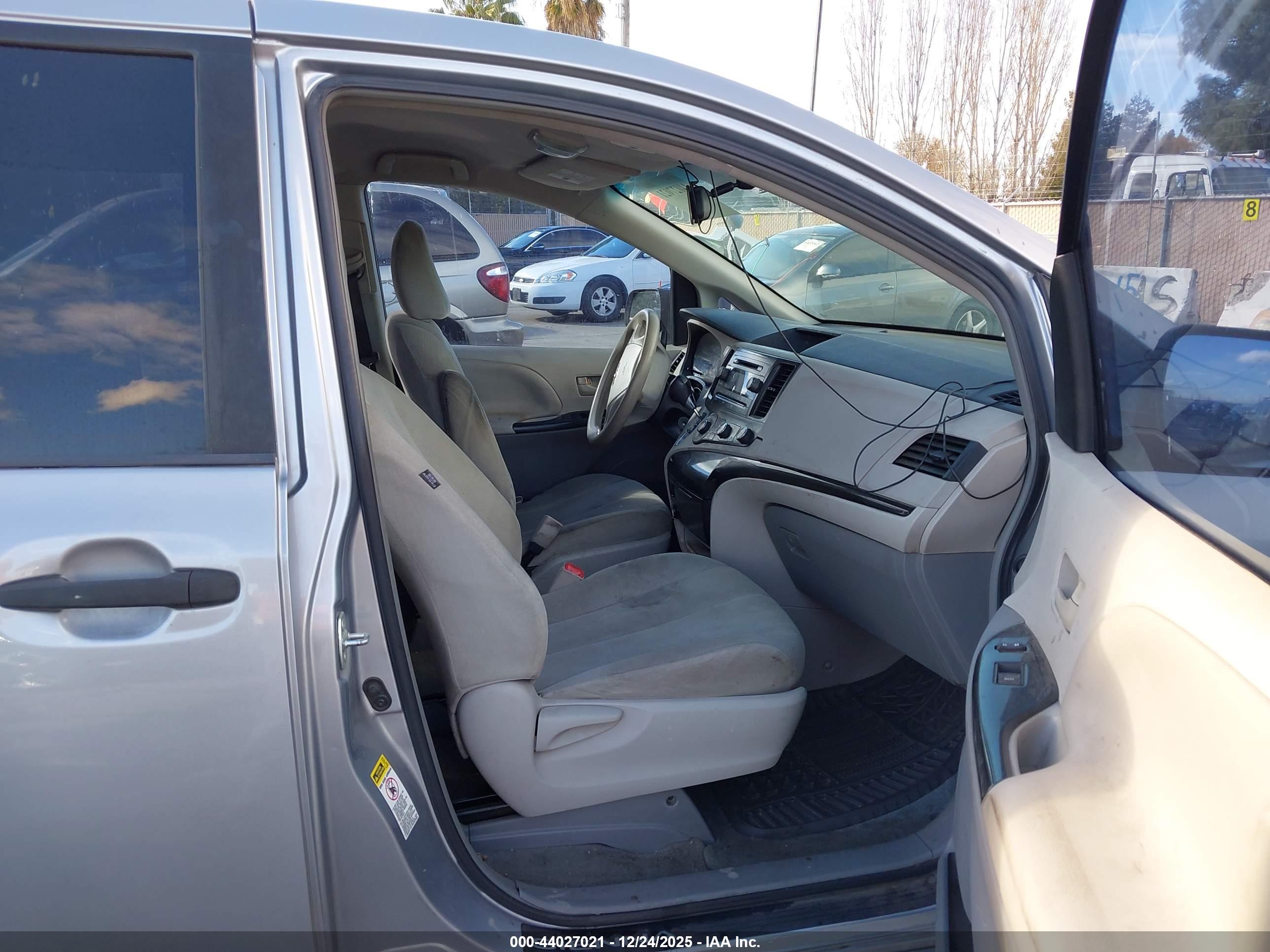 TOYOTA SIENNA image 5
