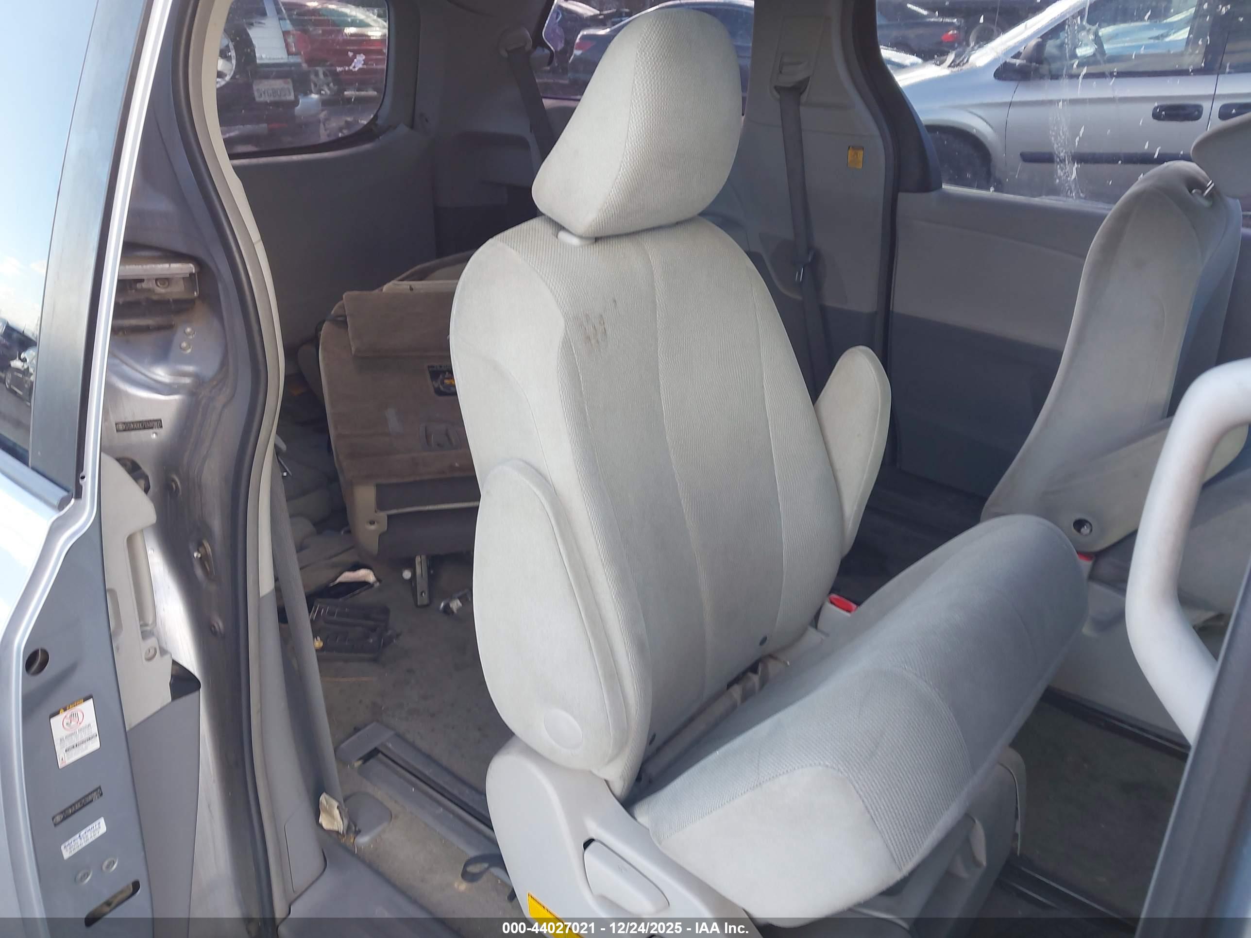 TOYOTA SIENNA image 8