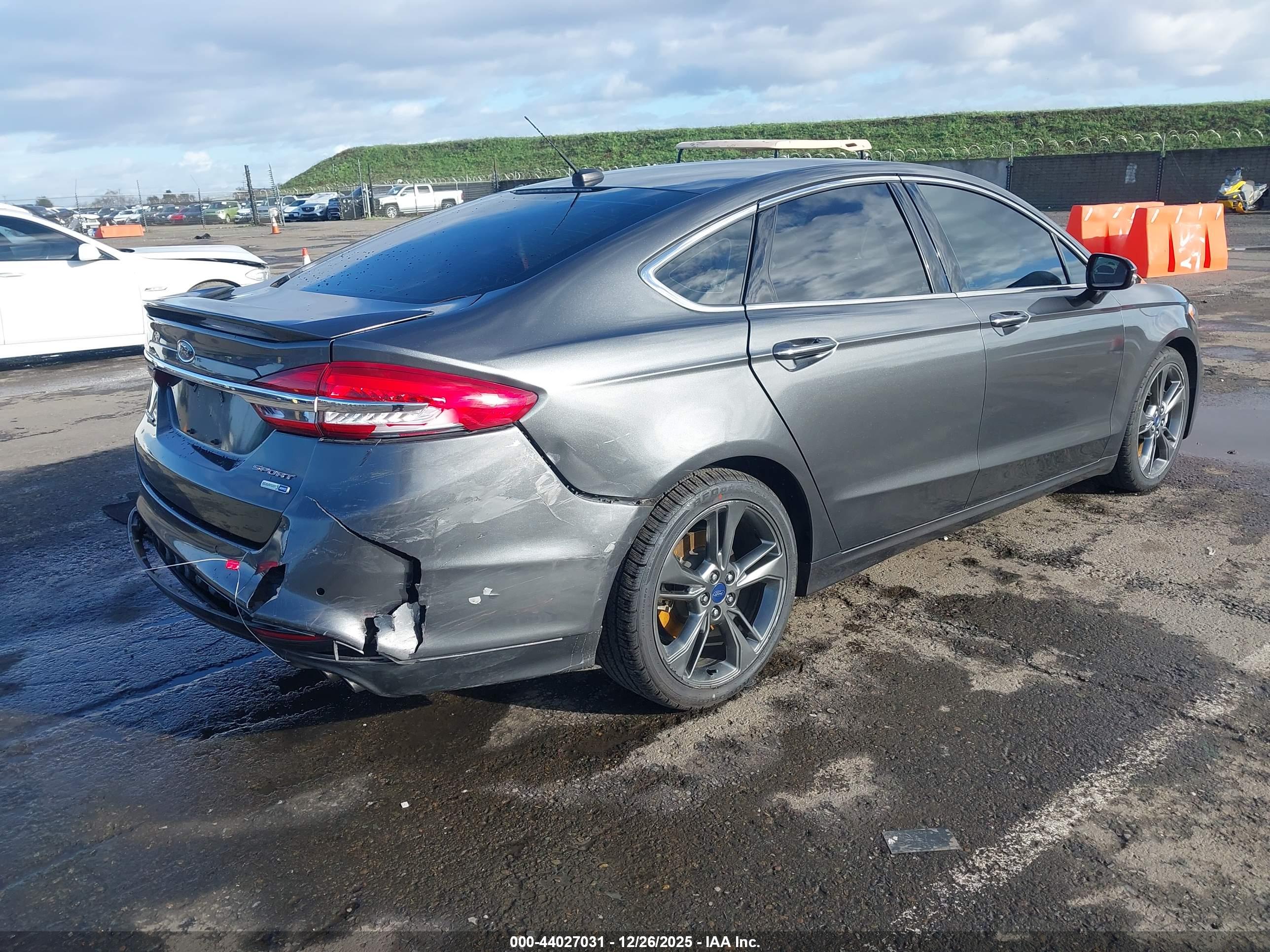 FORD FUSION image 4