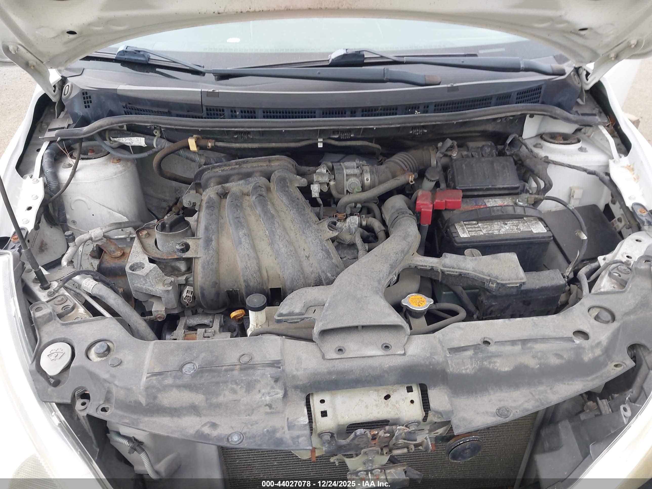 NISSAN VERSA image 10