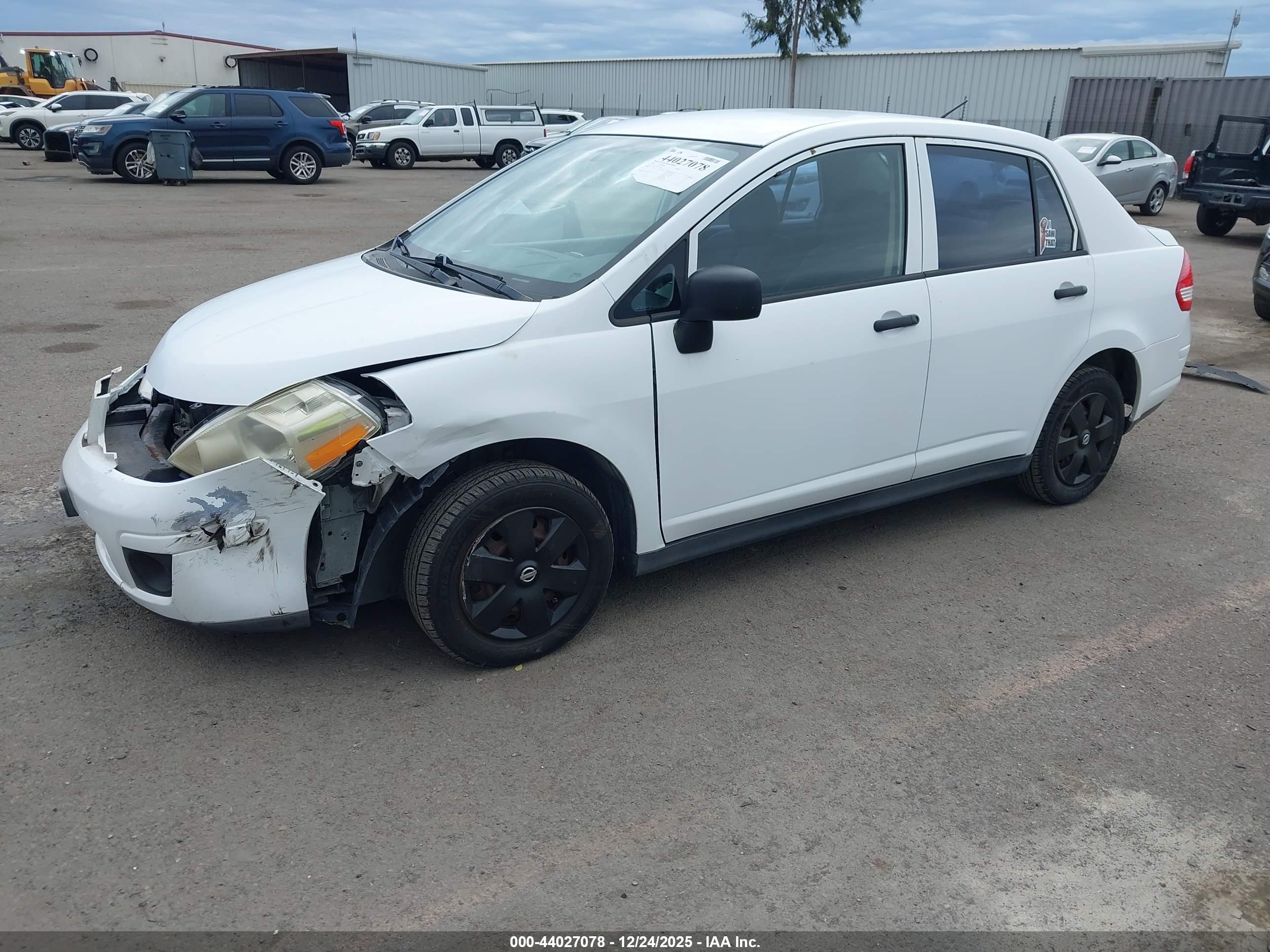 NISSAN VERSA image 2