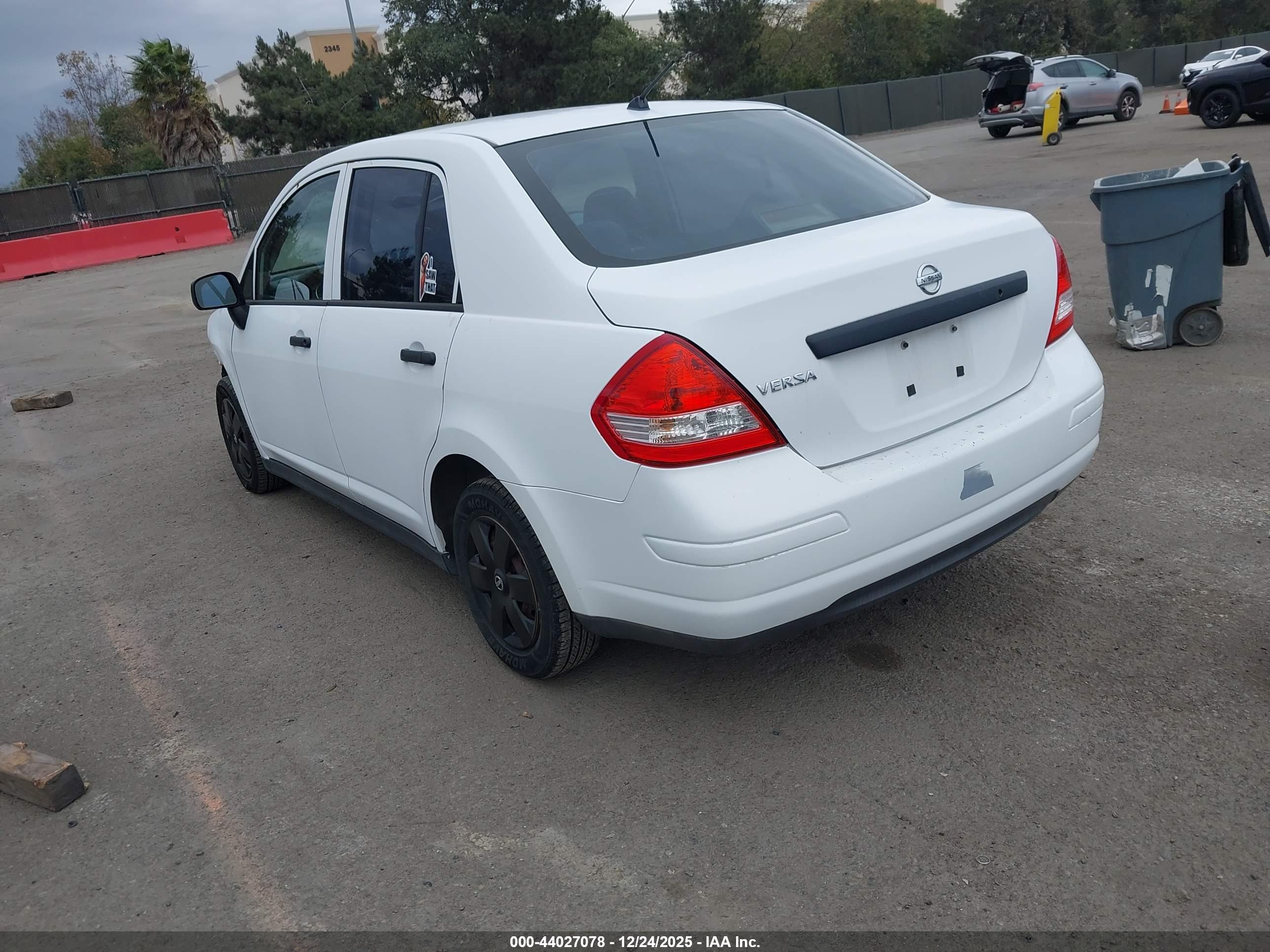NISSAN VERSA image 3