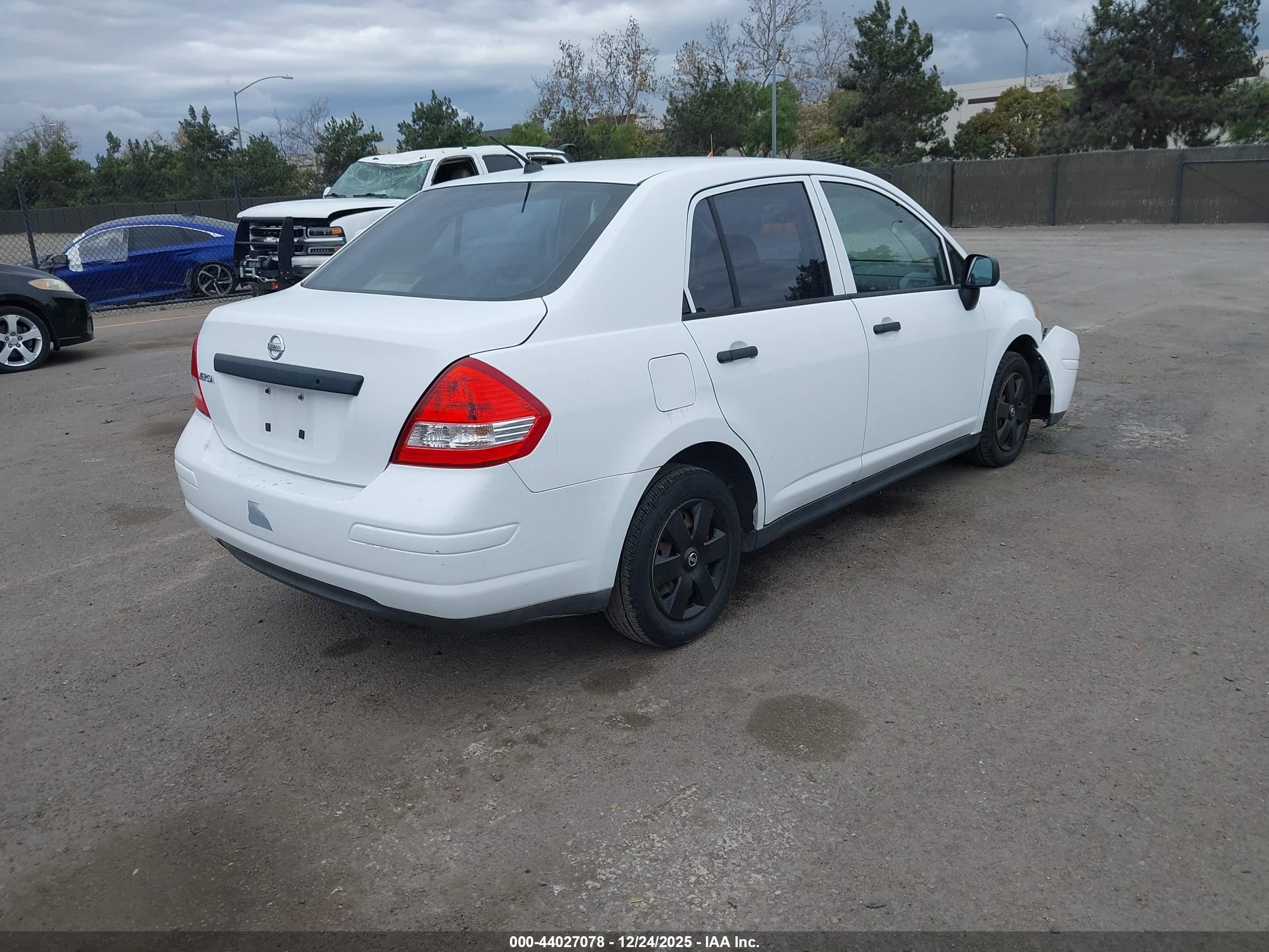 NISSAN VERSA image 4