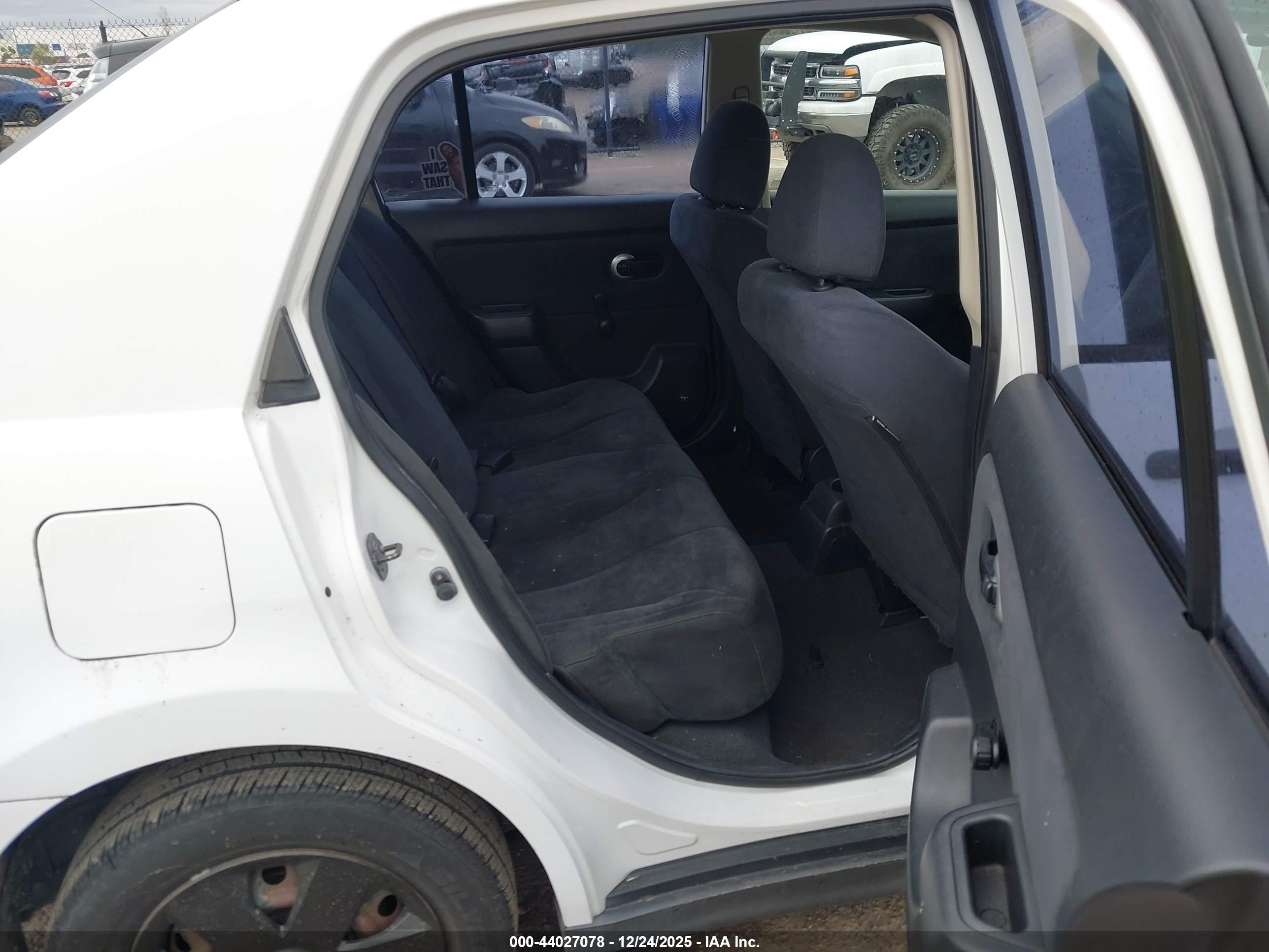 NISSAN VERSA image 8