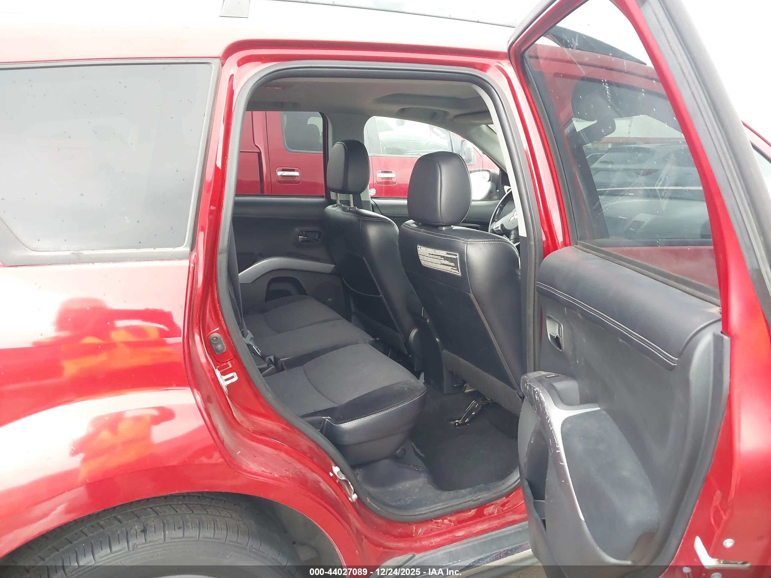 MITSUBISHI OUTLANDER image 8