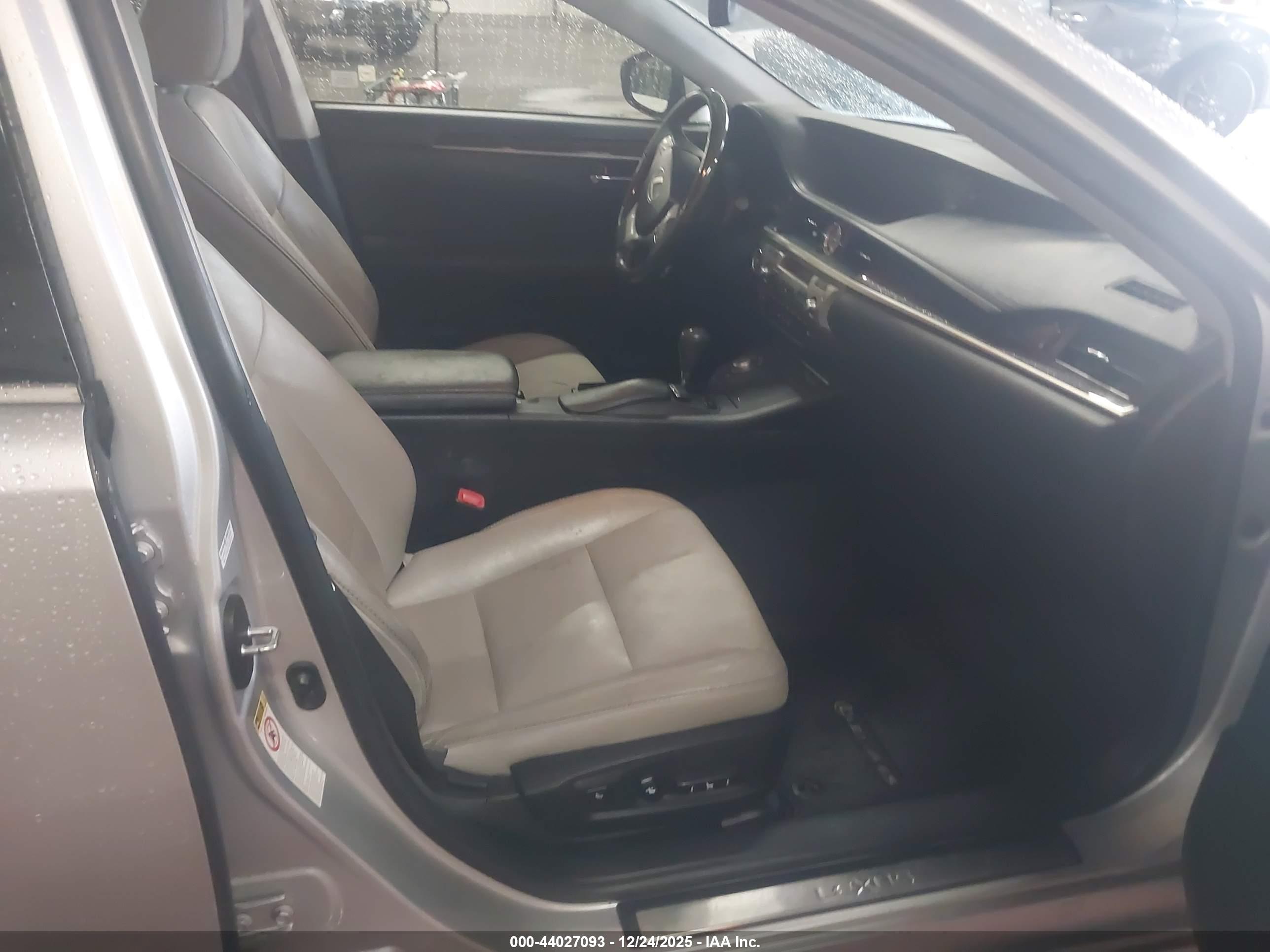 LEXUS ES image 5