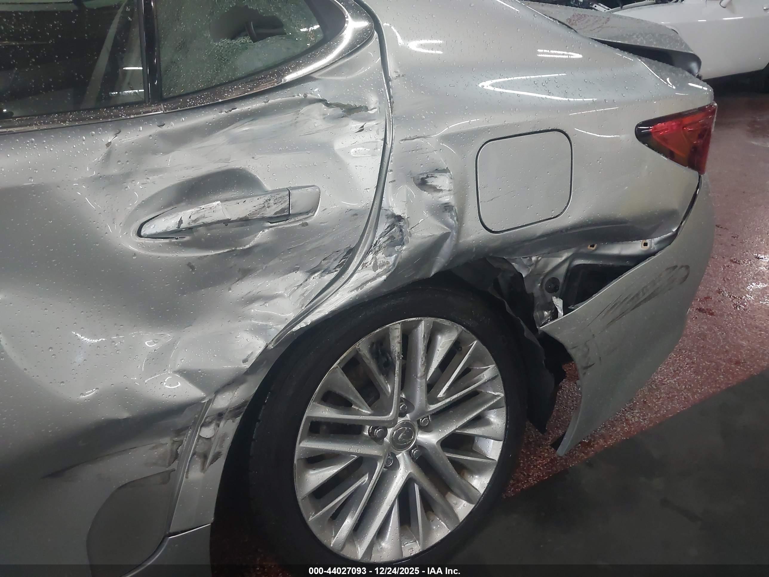 LEXUS ES image 6