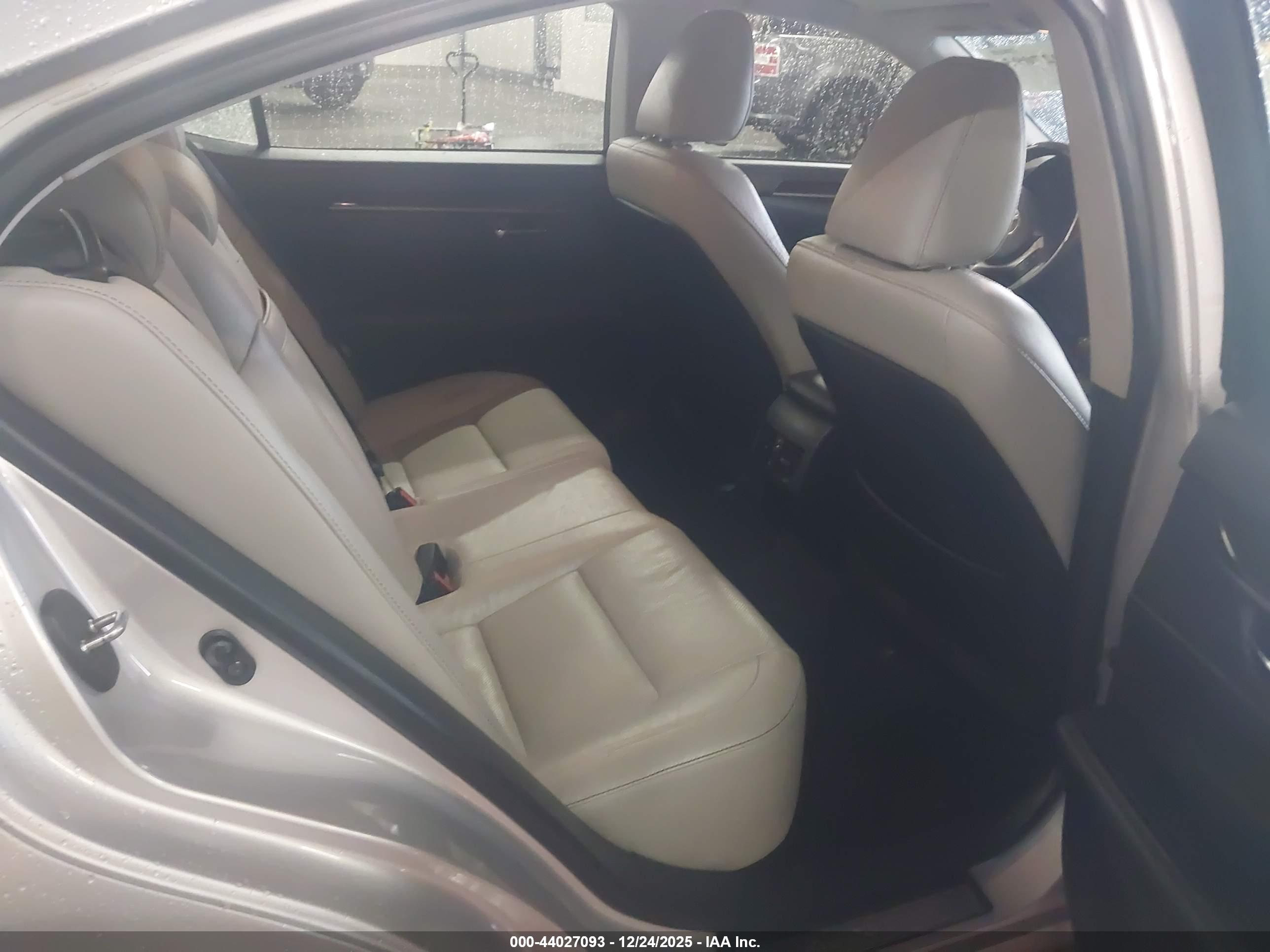 LEXUS ES image 8