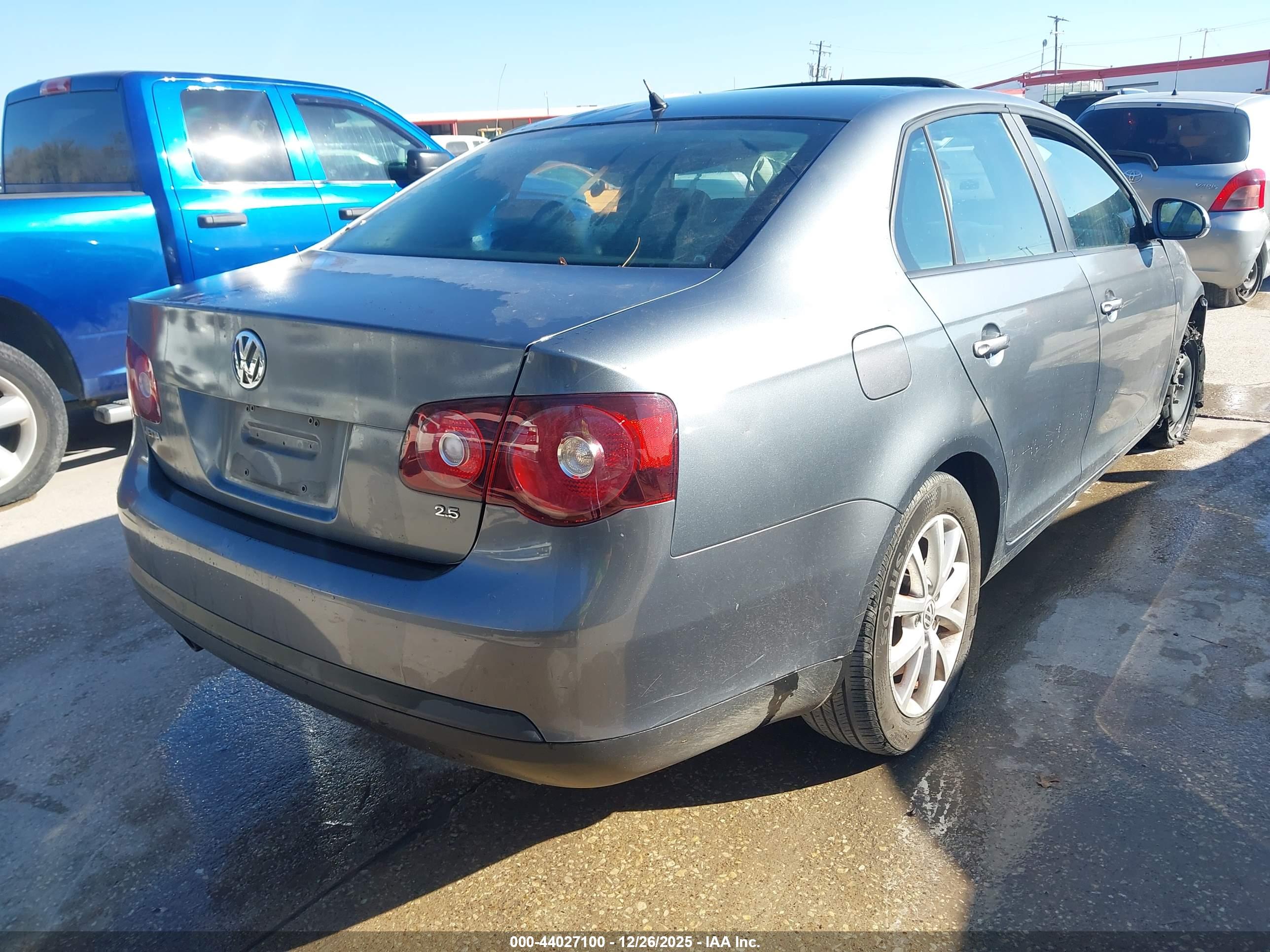 VOLKSWAGEN JETTA image 4