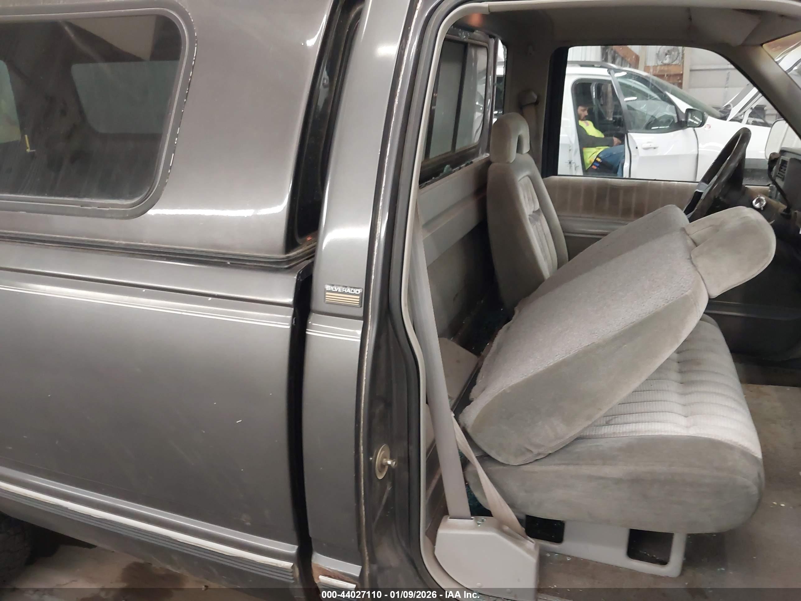 CHEVROLET GMT-400 image 8