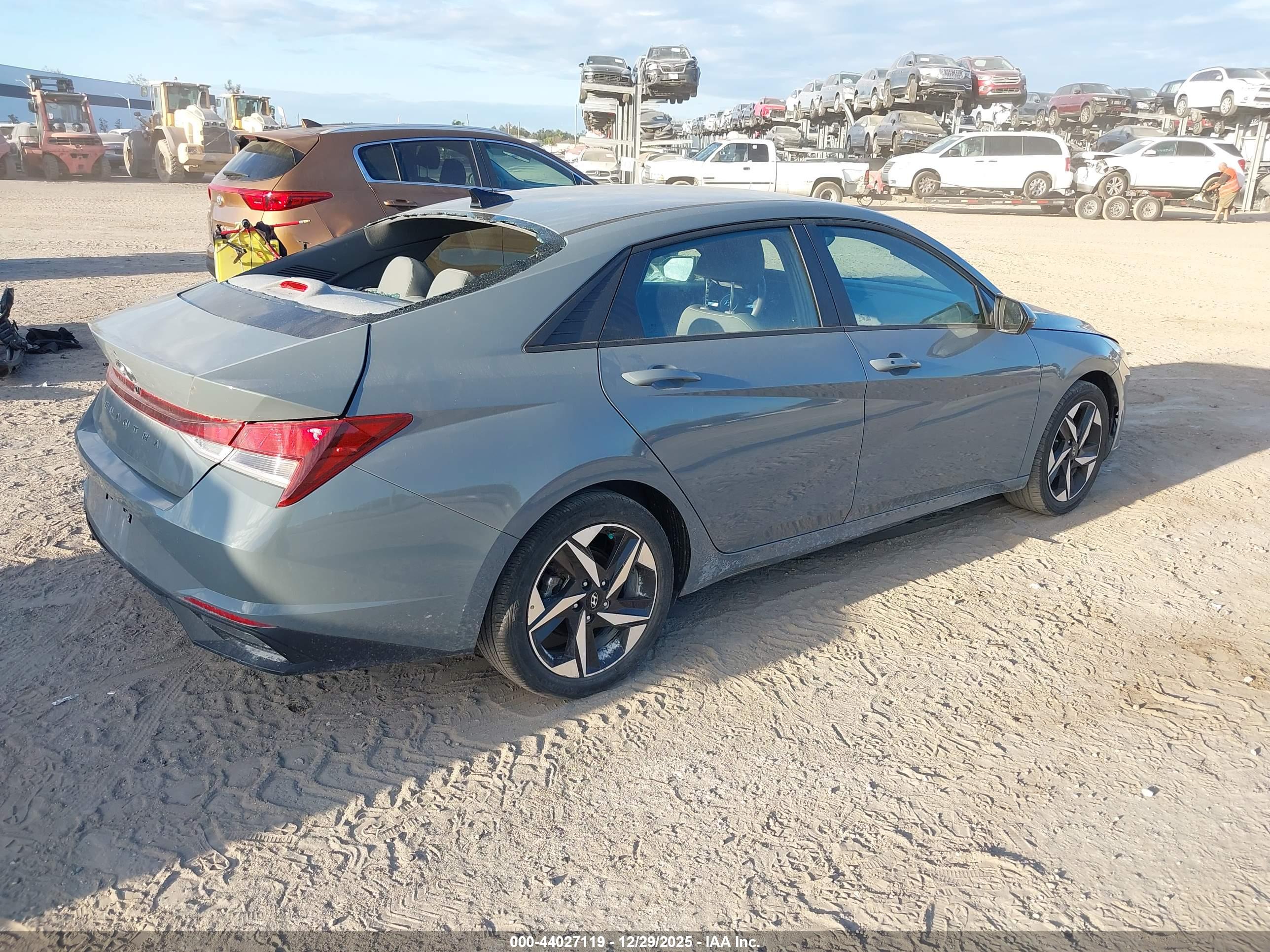 HYUNDAI ELANTRA image 4