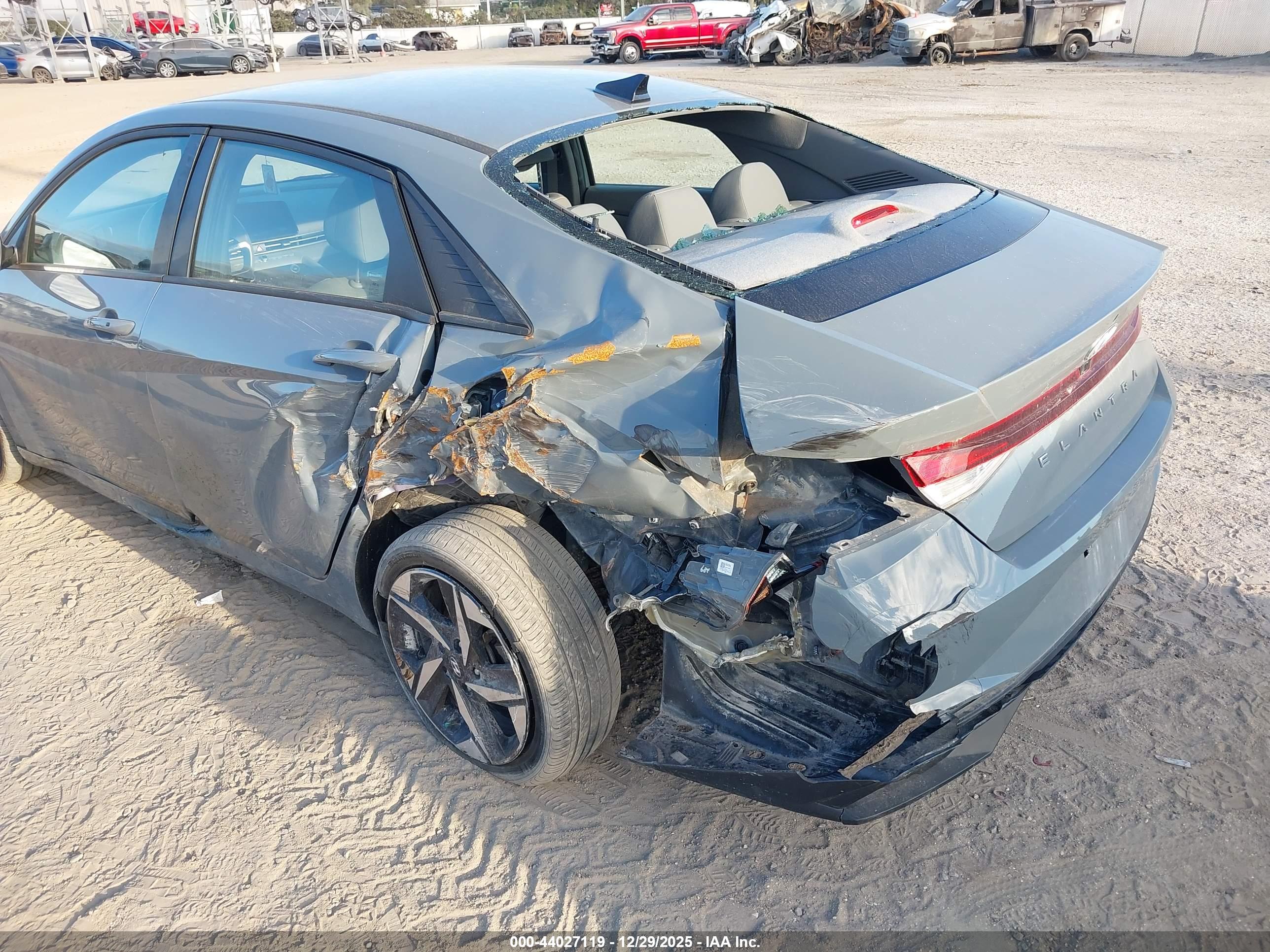 HYUNDAI ELANTRA image 6