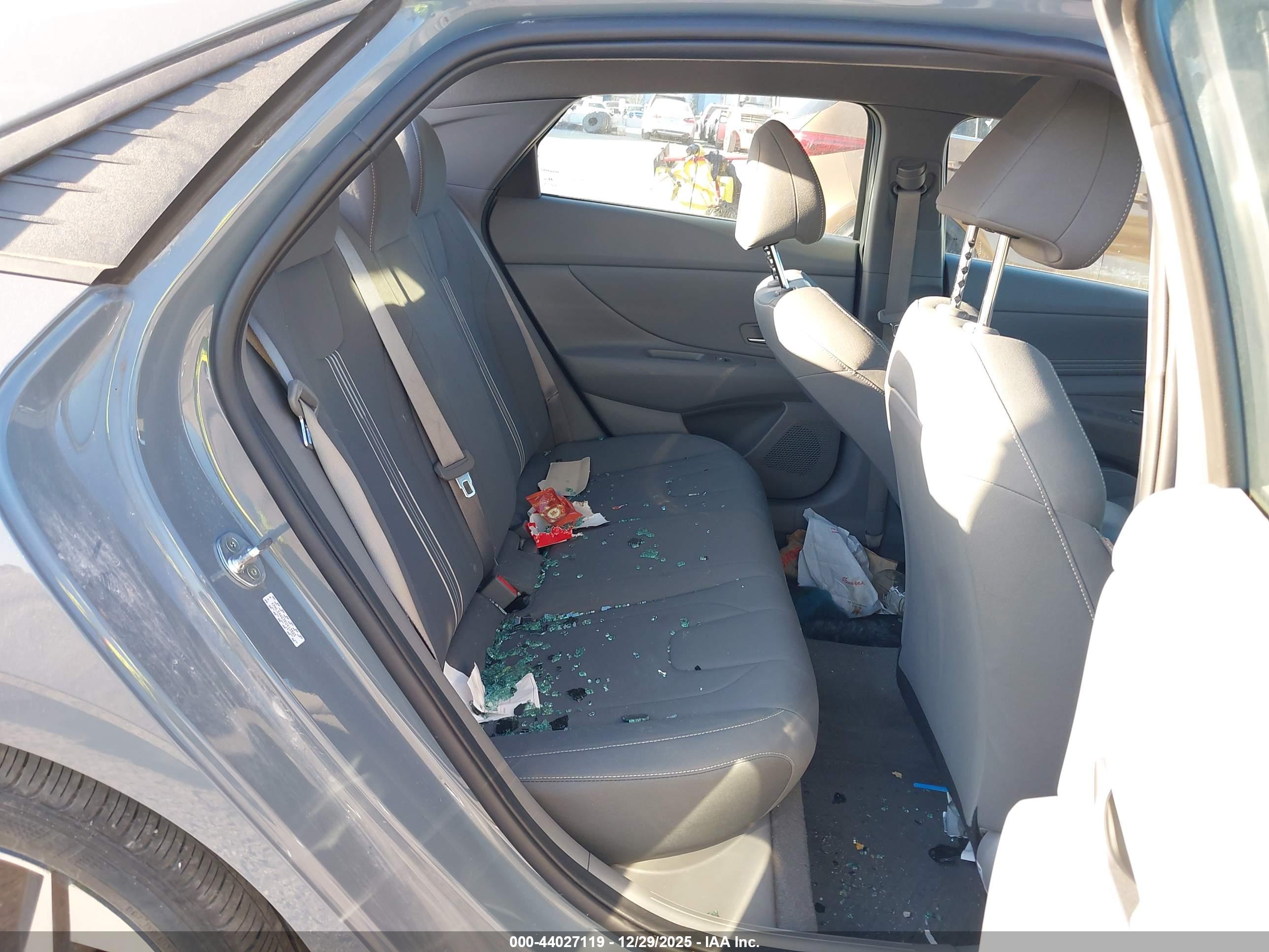 HYUNDAI ELANTRA image 8