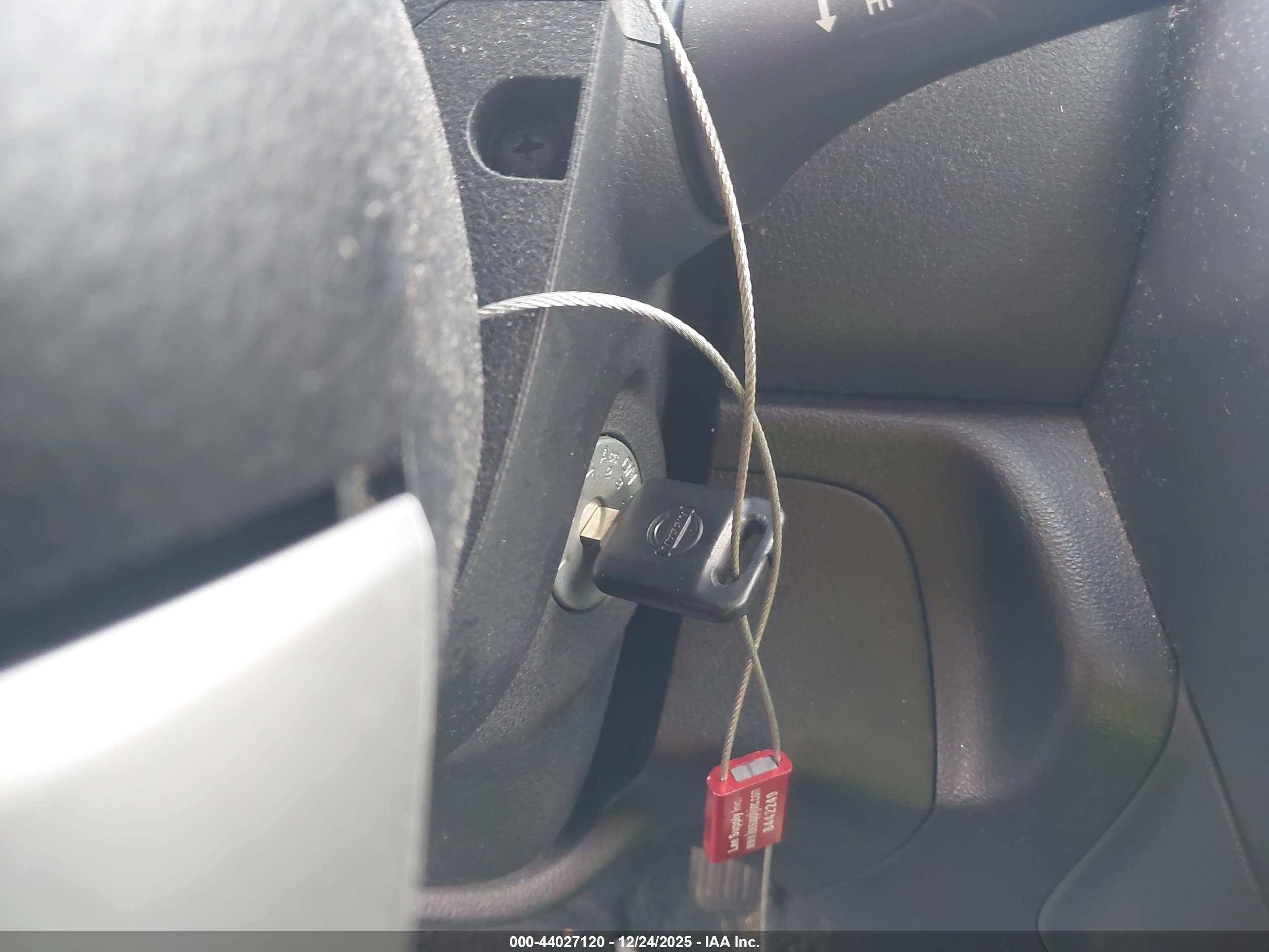 NISSAN VERSA image 11