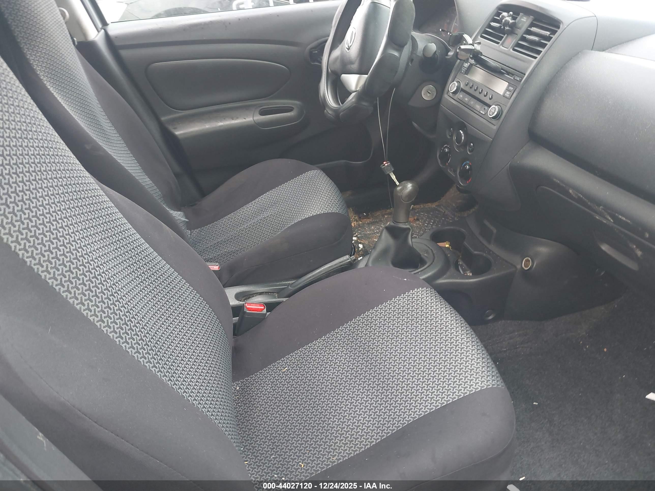 NISSAN VERSA image 5