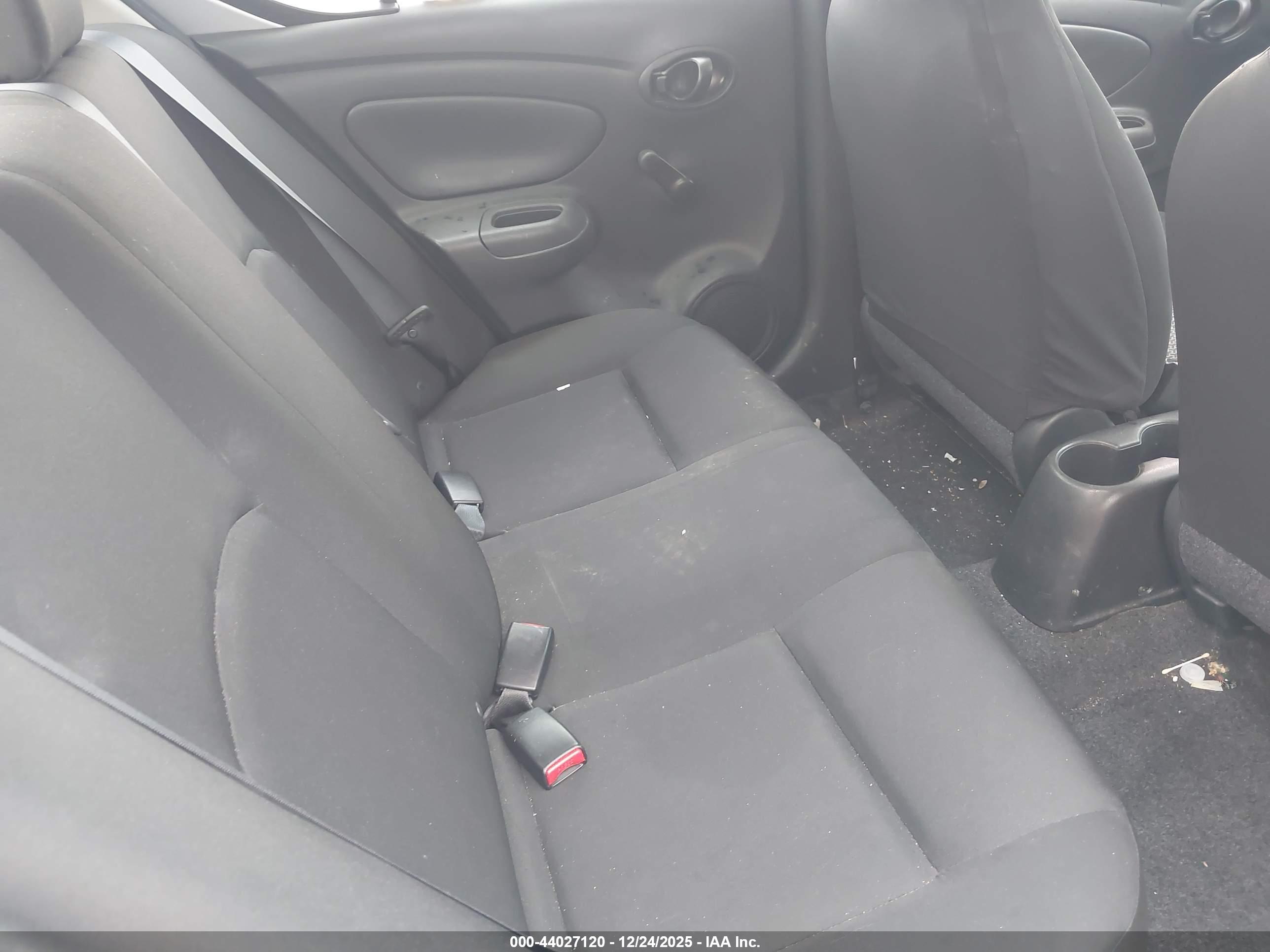 NISSAN VERSA image 8