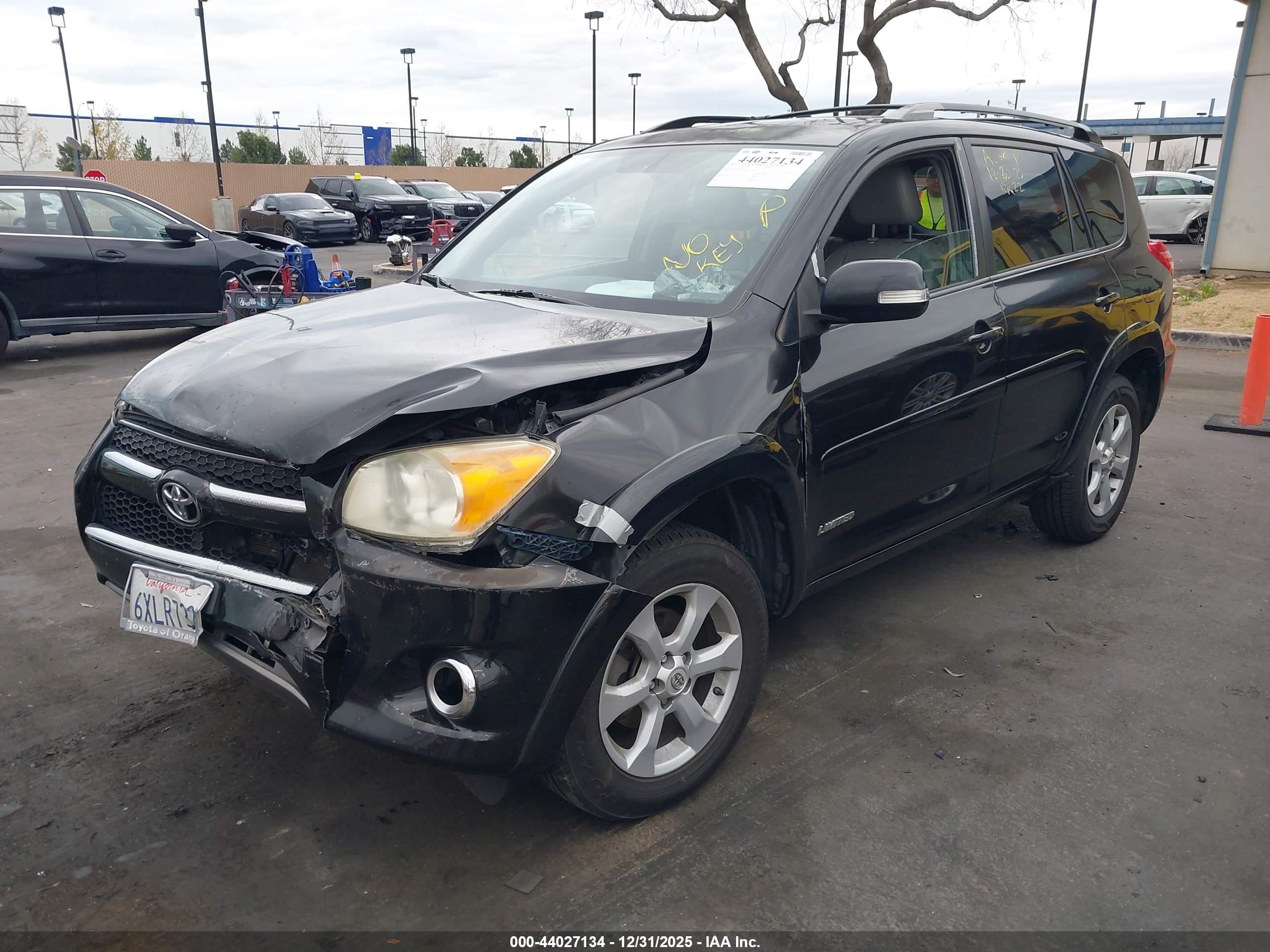 TOYOTA RAV4 image 2