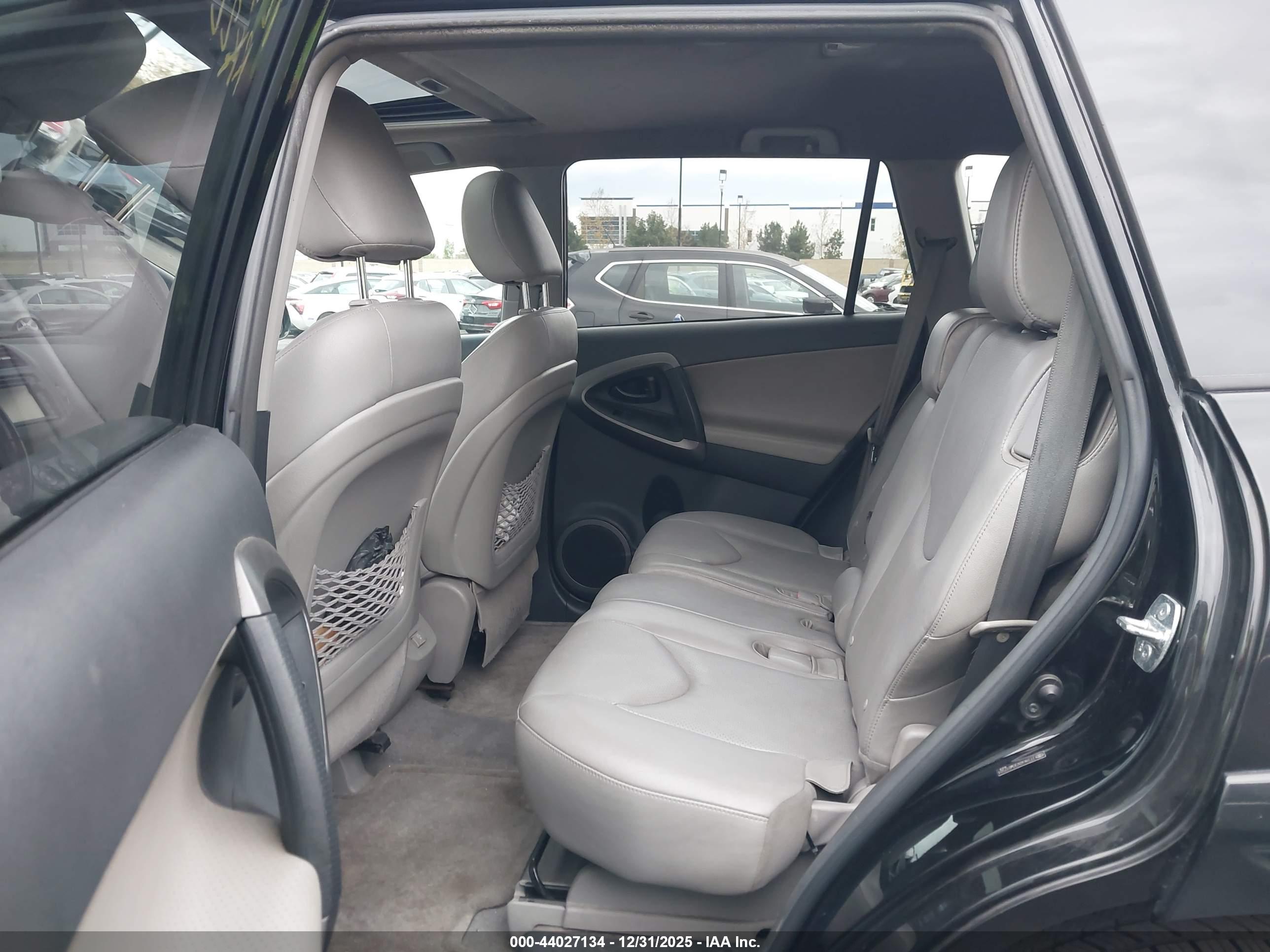TOYOTA RAV4 image 8