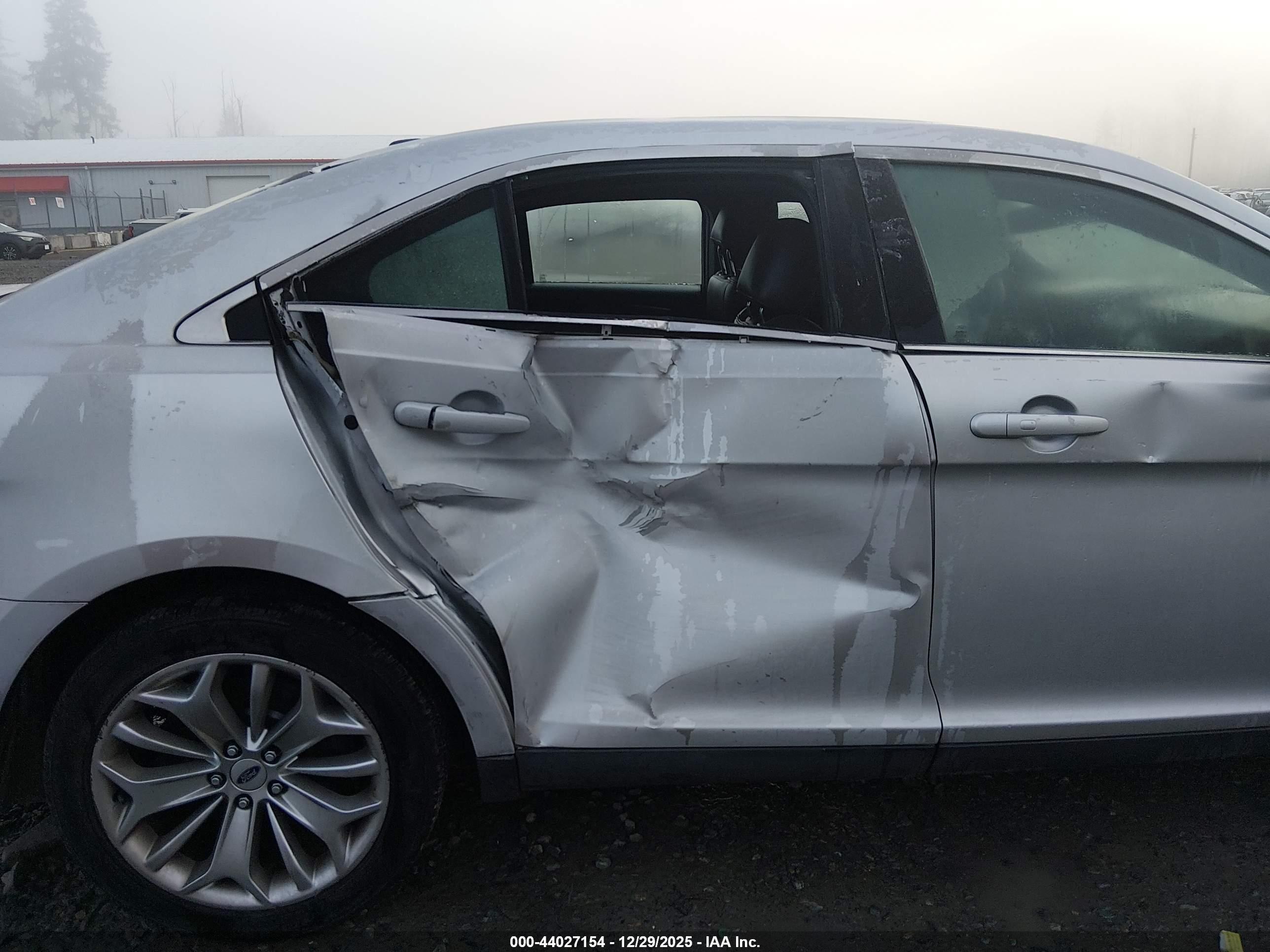 FORD TAURUS image 6