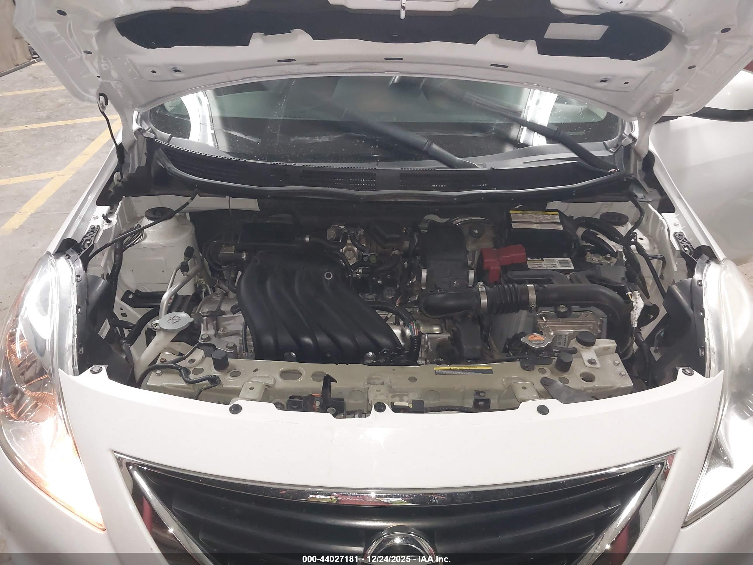 NISSAN VERSA image 10