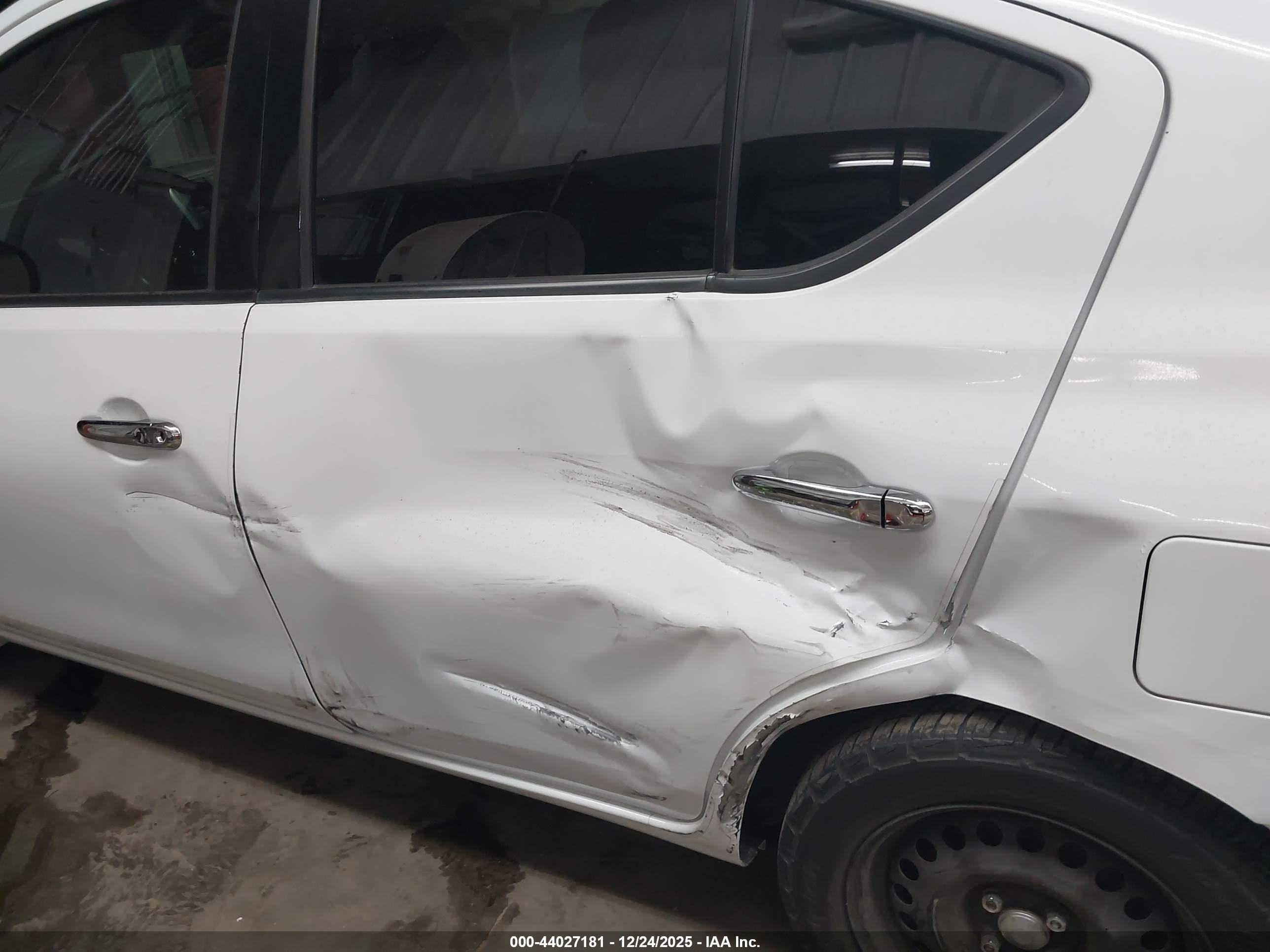 NISSAN VERSA image 6