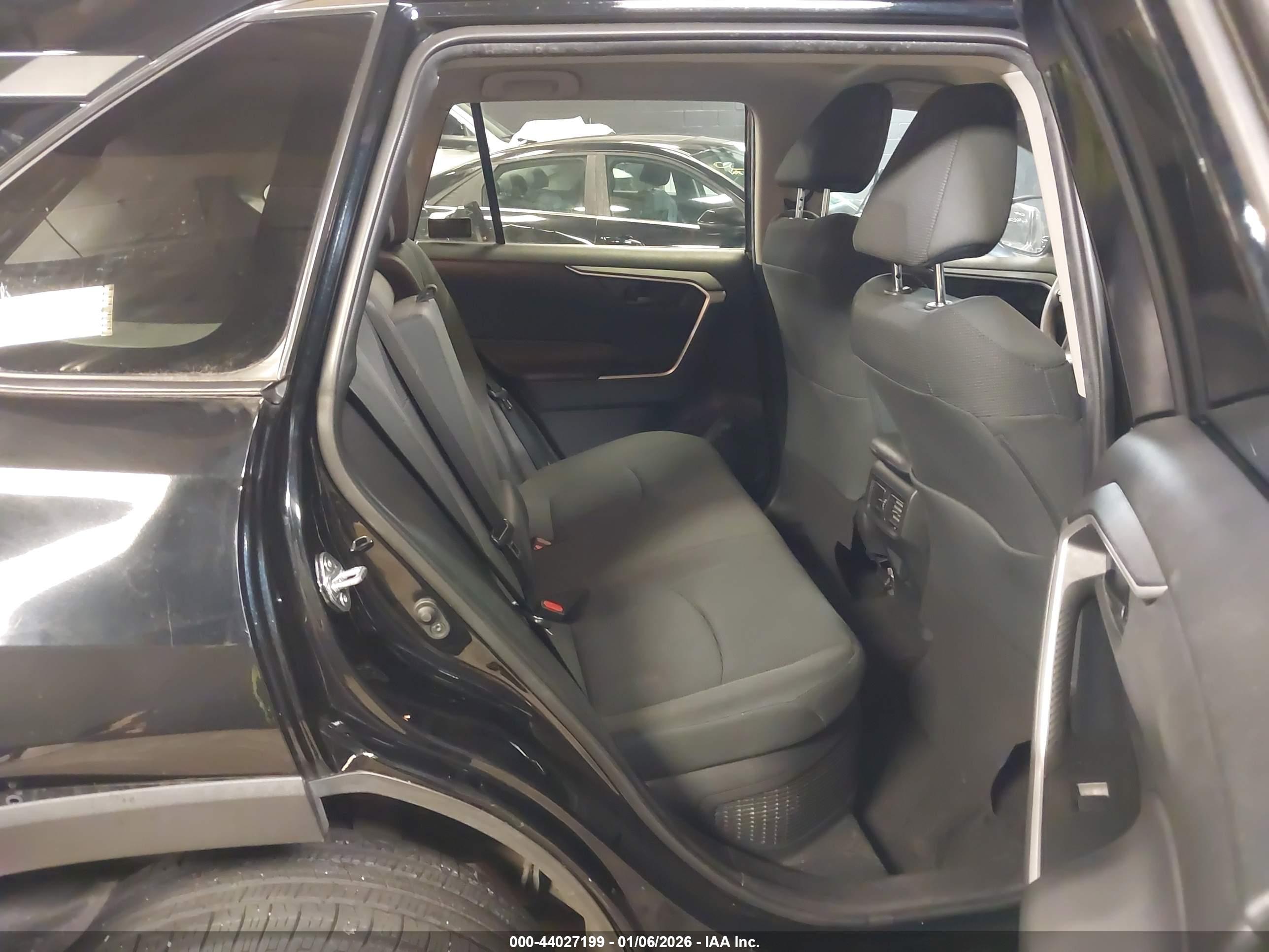 TOYOTA RAV4 image 8