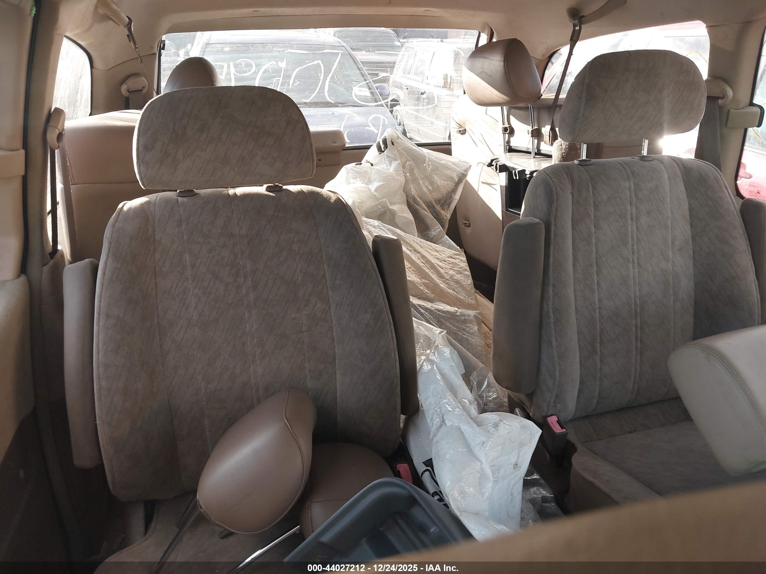 TOYOTA PREVIA image 8