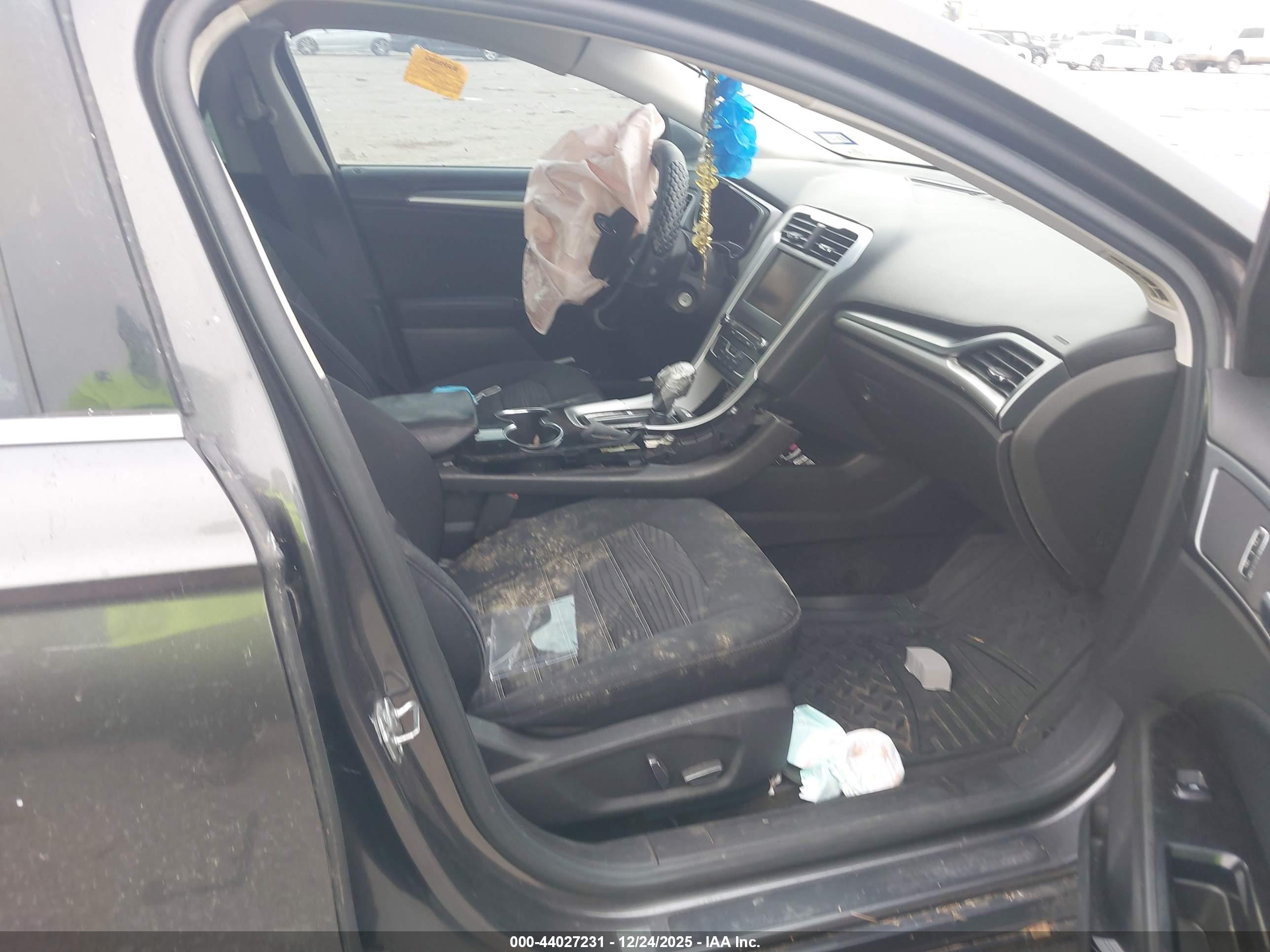 FORD FUSION image 5