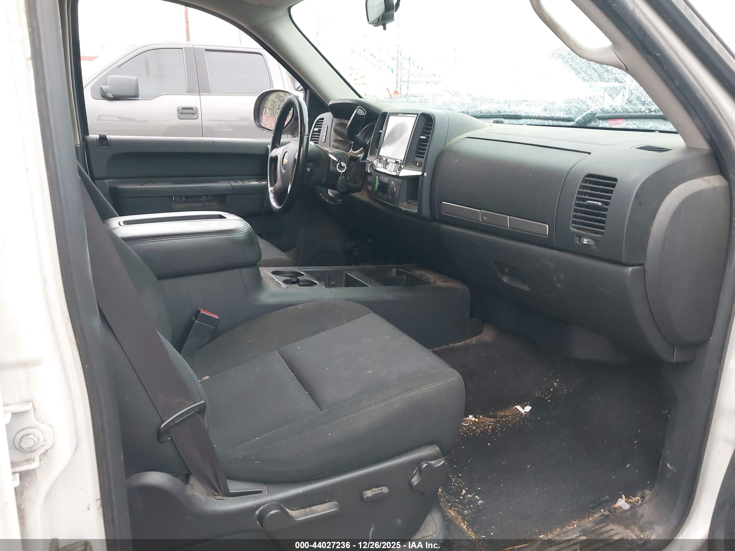 CHEVROLET SILVERADO image 5