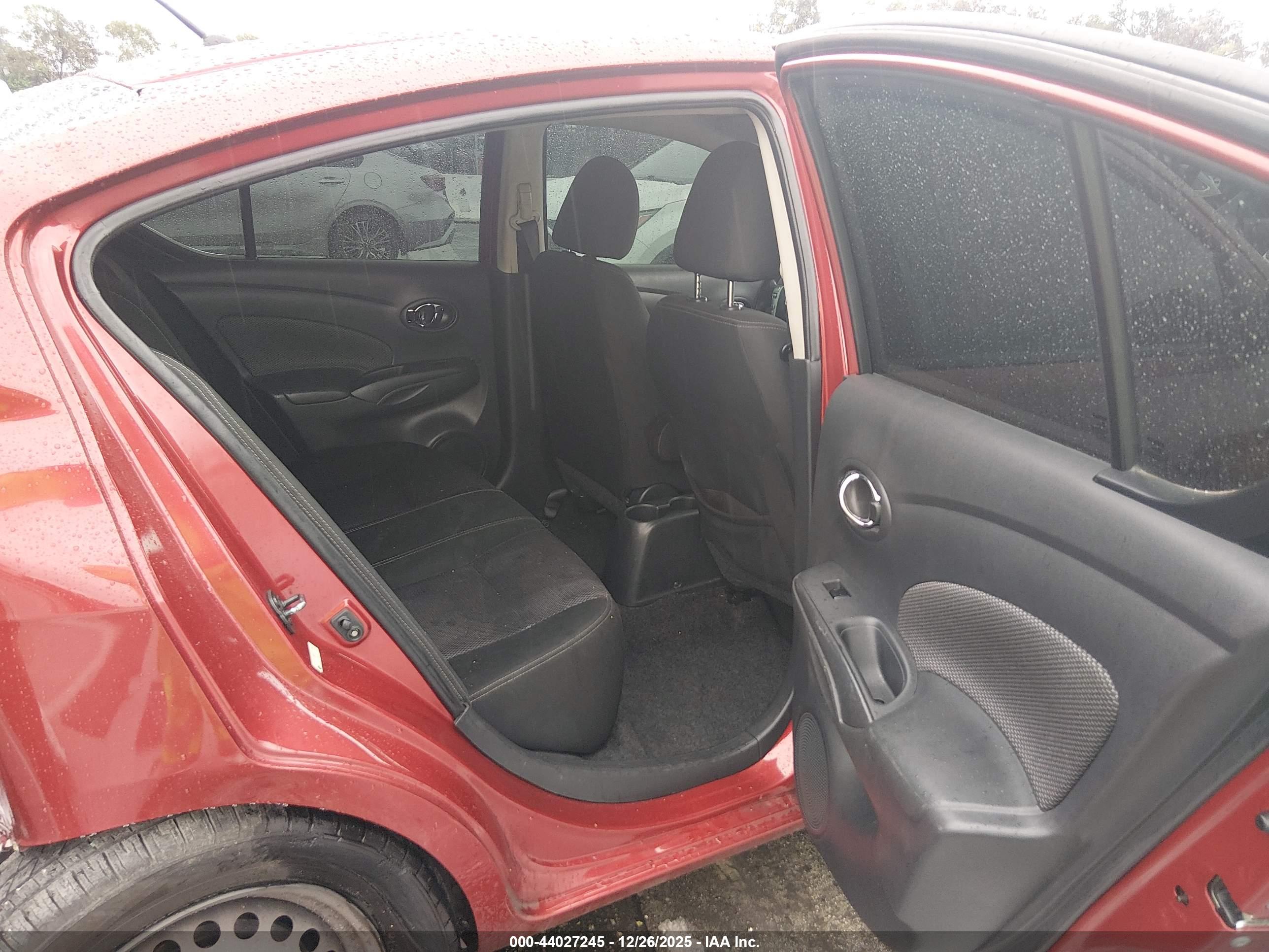 NISSAN VERSA image 8