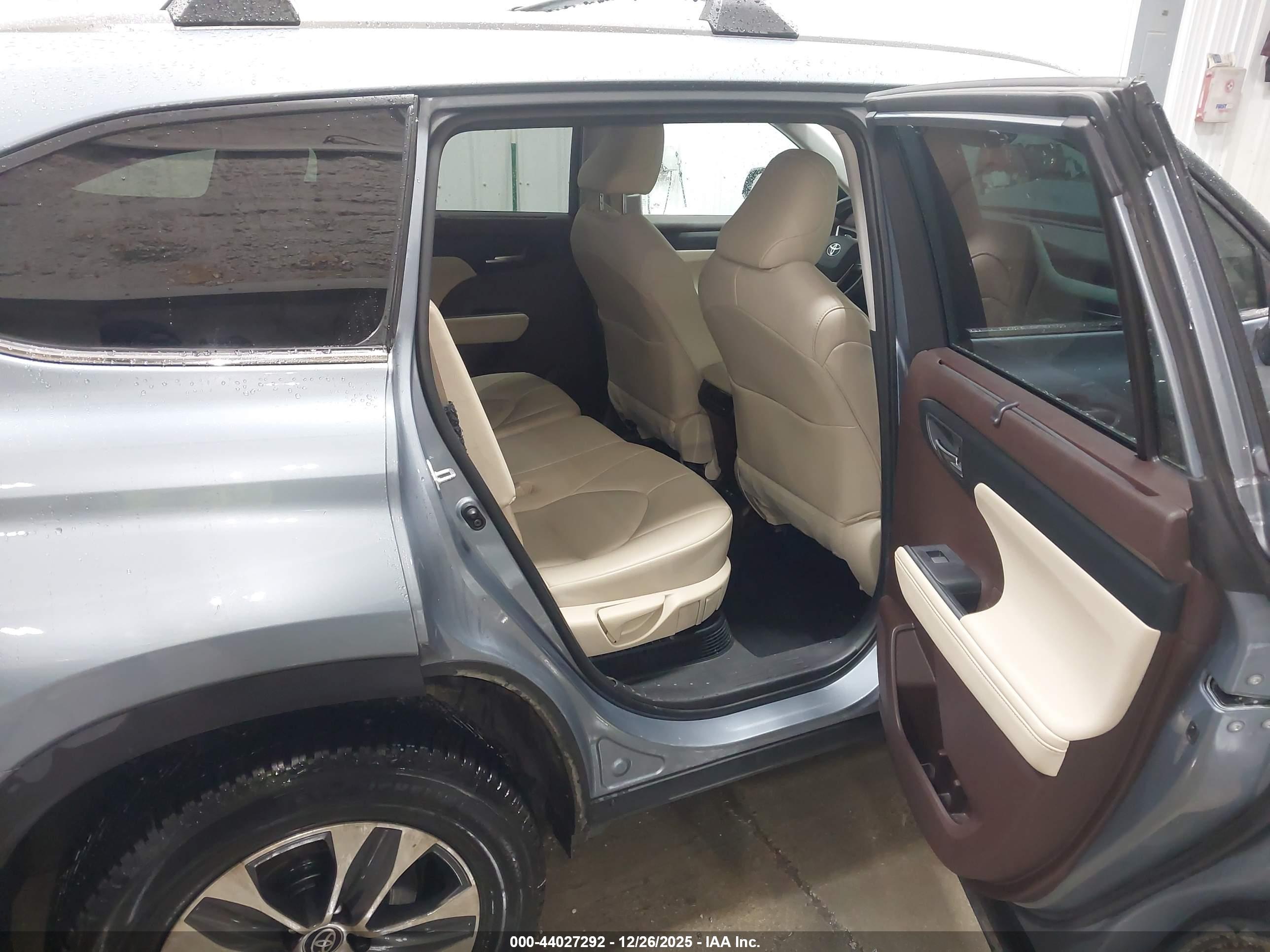 TOYOTA HIGHLANDER image 8