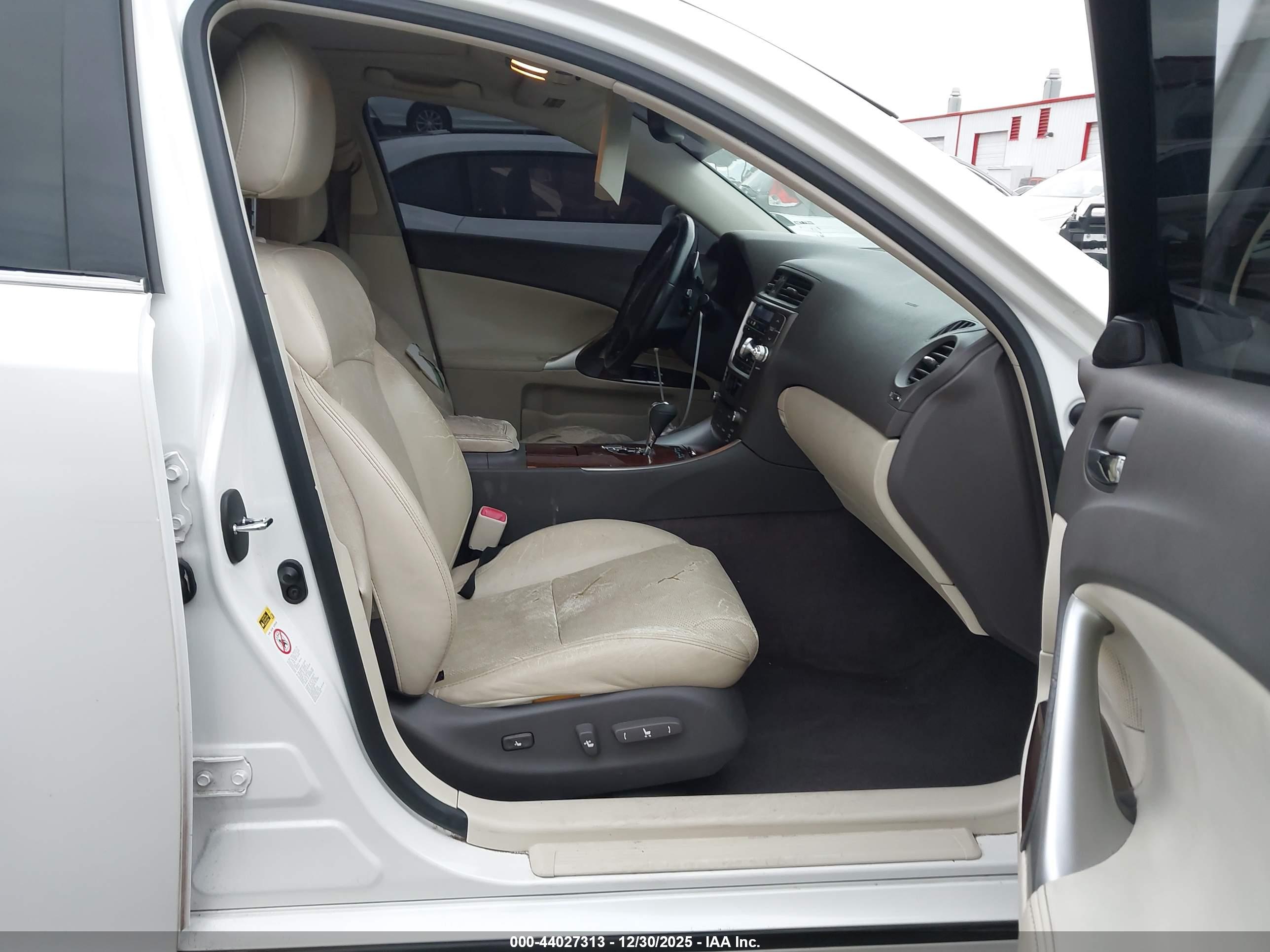 LEXUS IS image 5