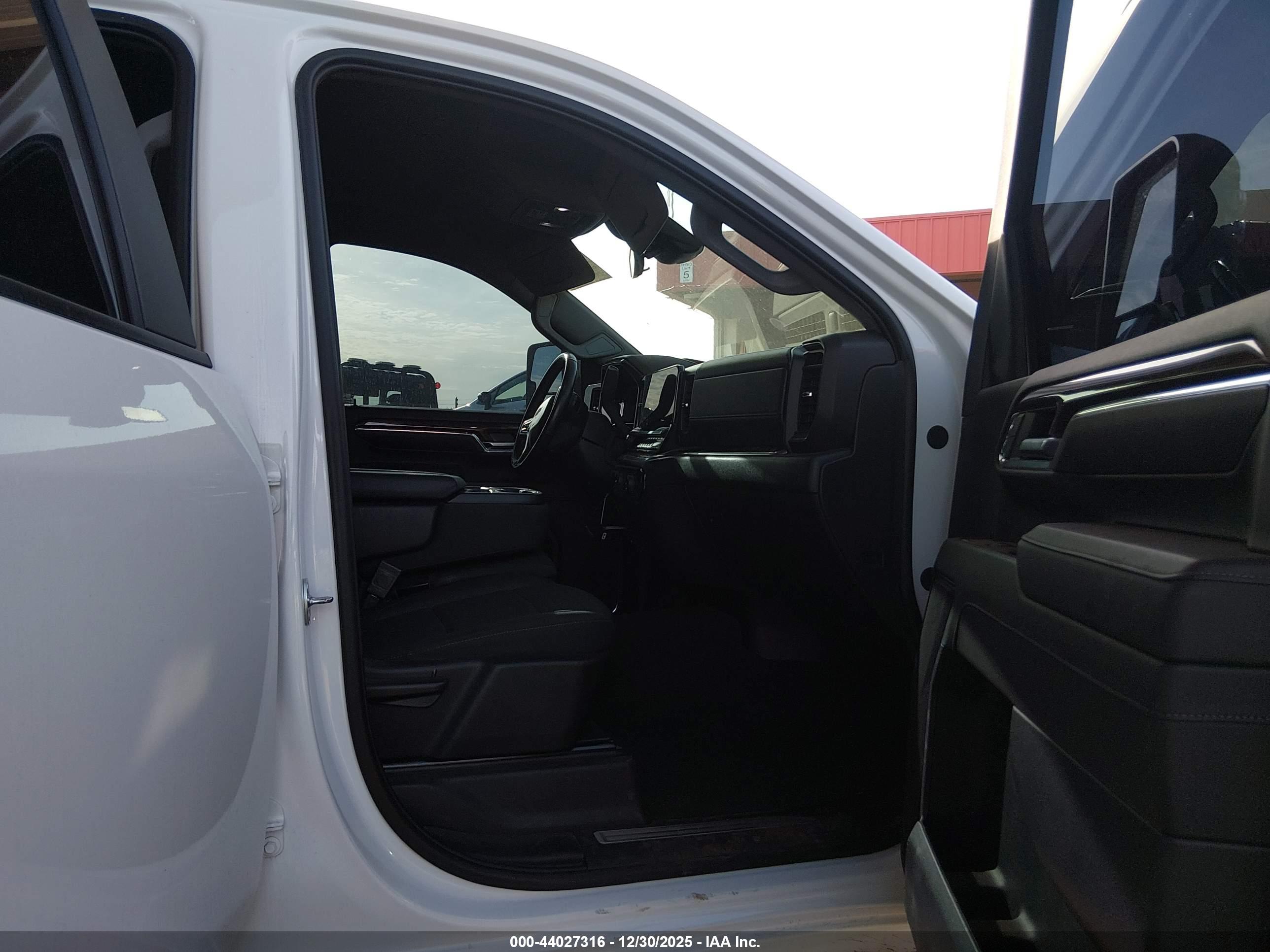 CHEVROLET SILVERADO image 5