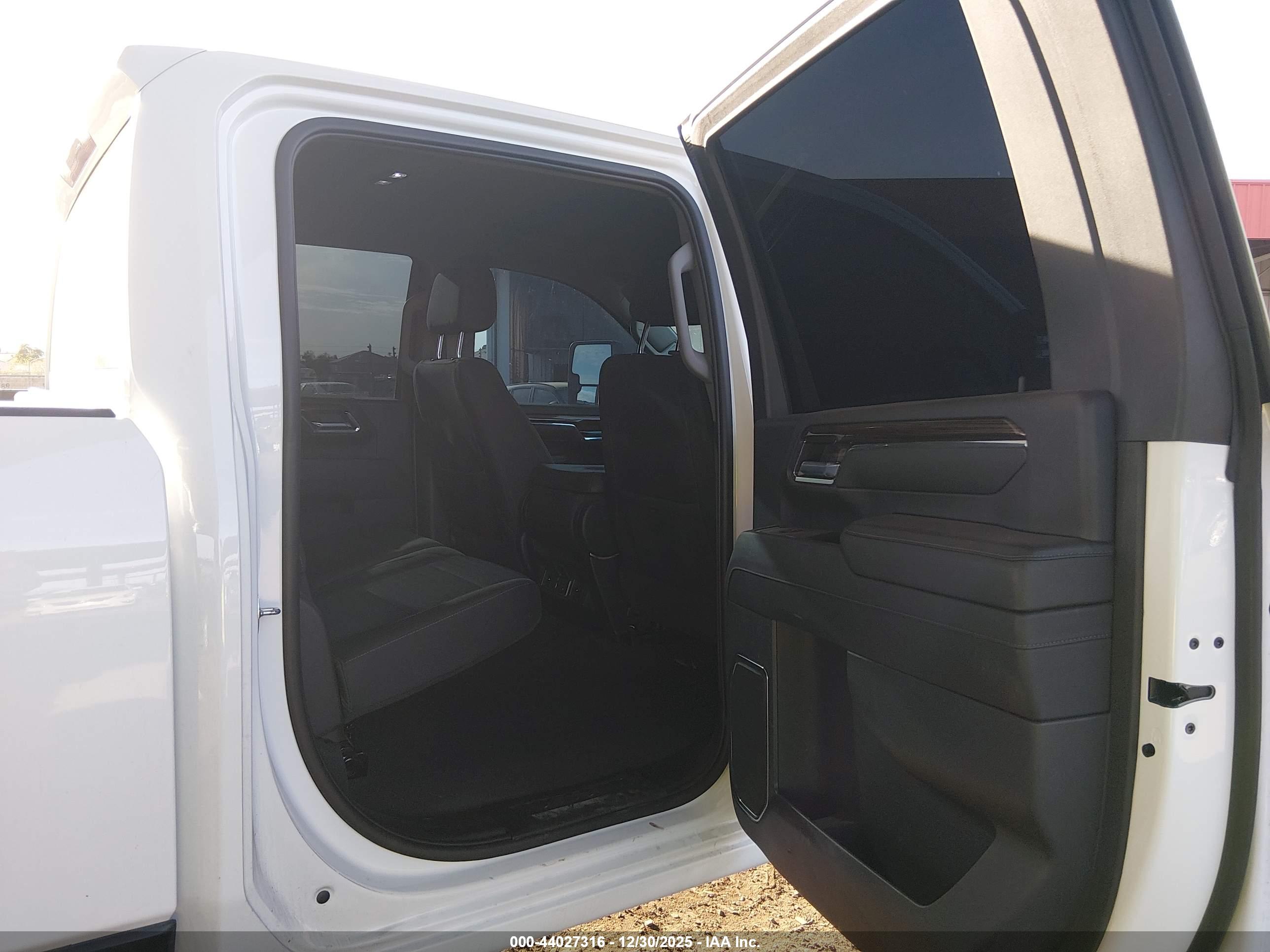 CHEVROLET SILVERADO image 8