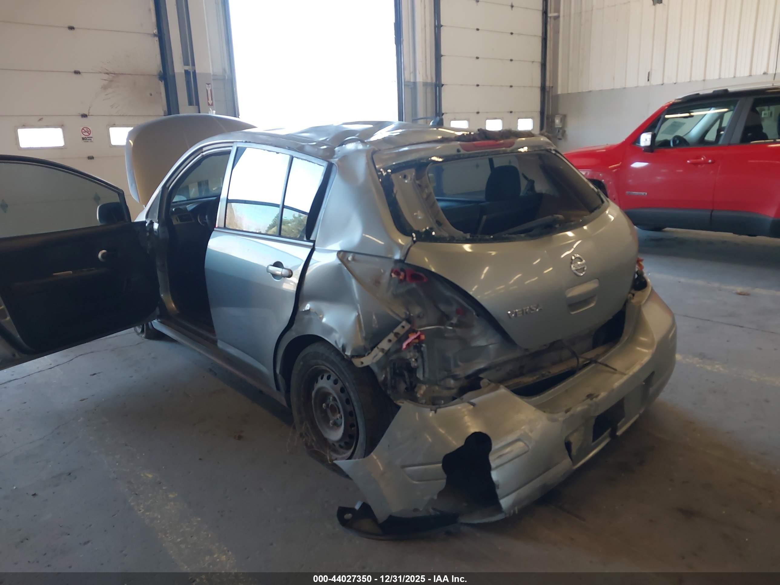NISSAN VERSA image 6
