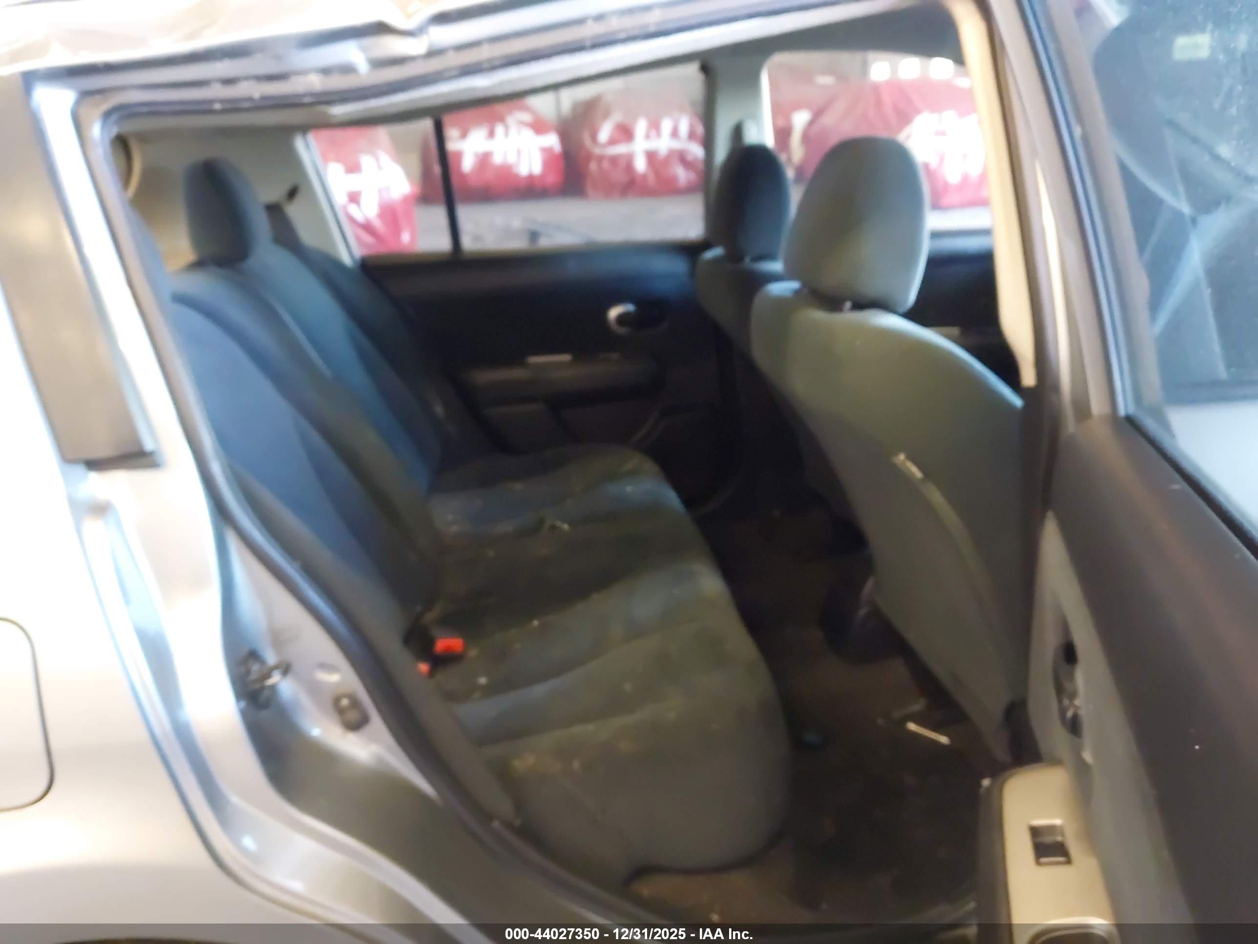 NISSAN VERSA image 8