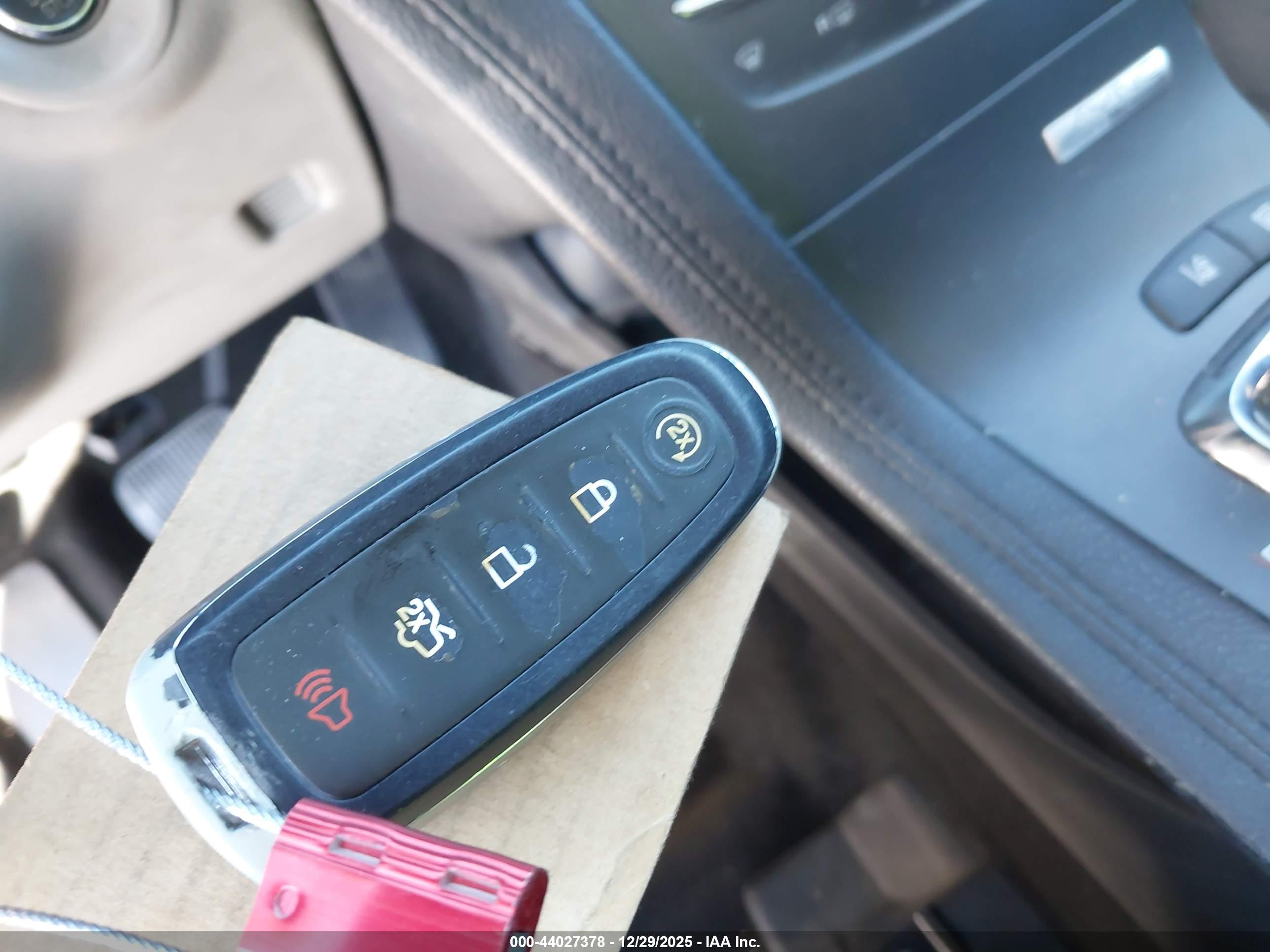 LINCOLN MKT image 11