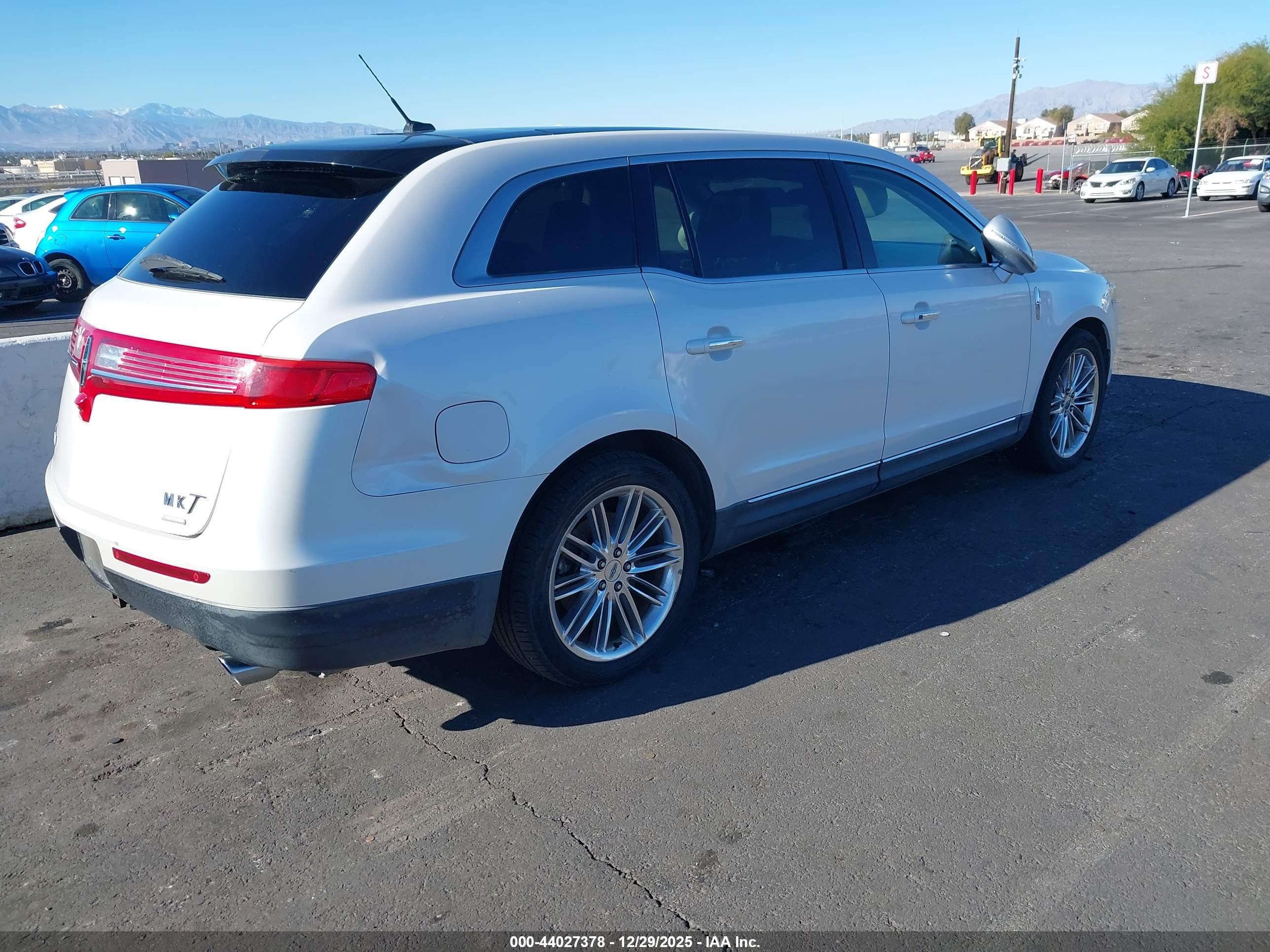 LINCOLN MKT image 4