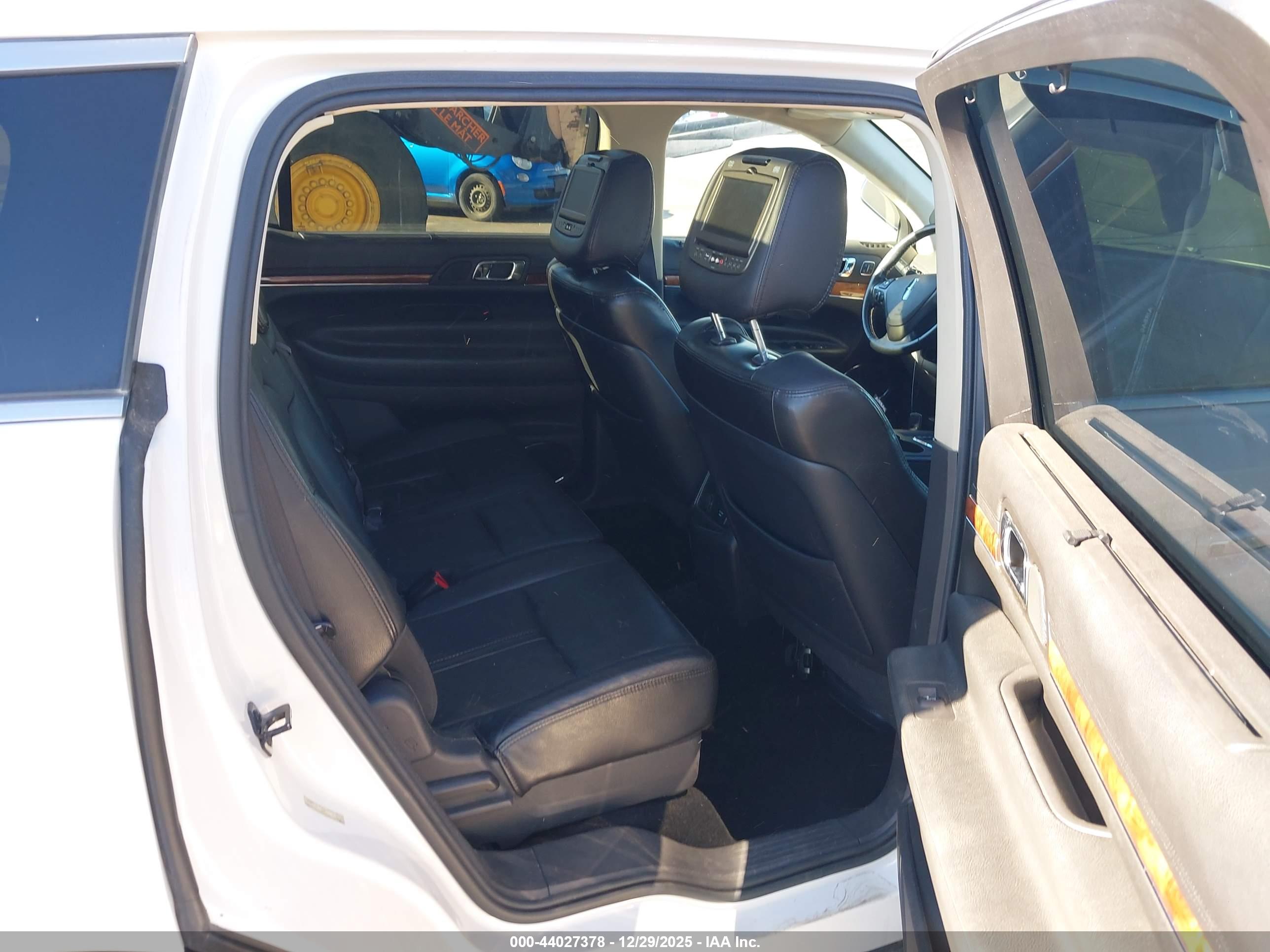 LINCOLN MKT image 8