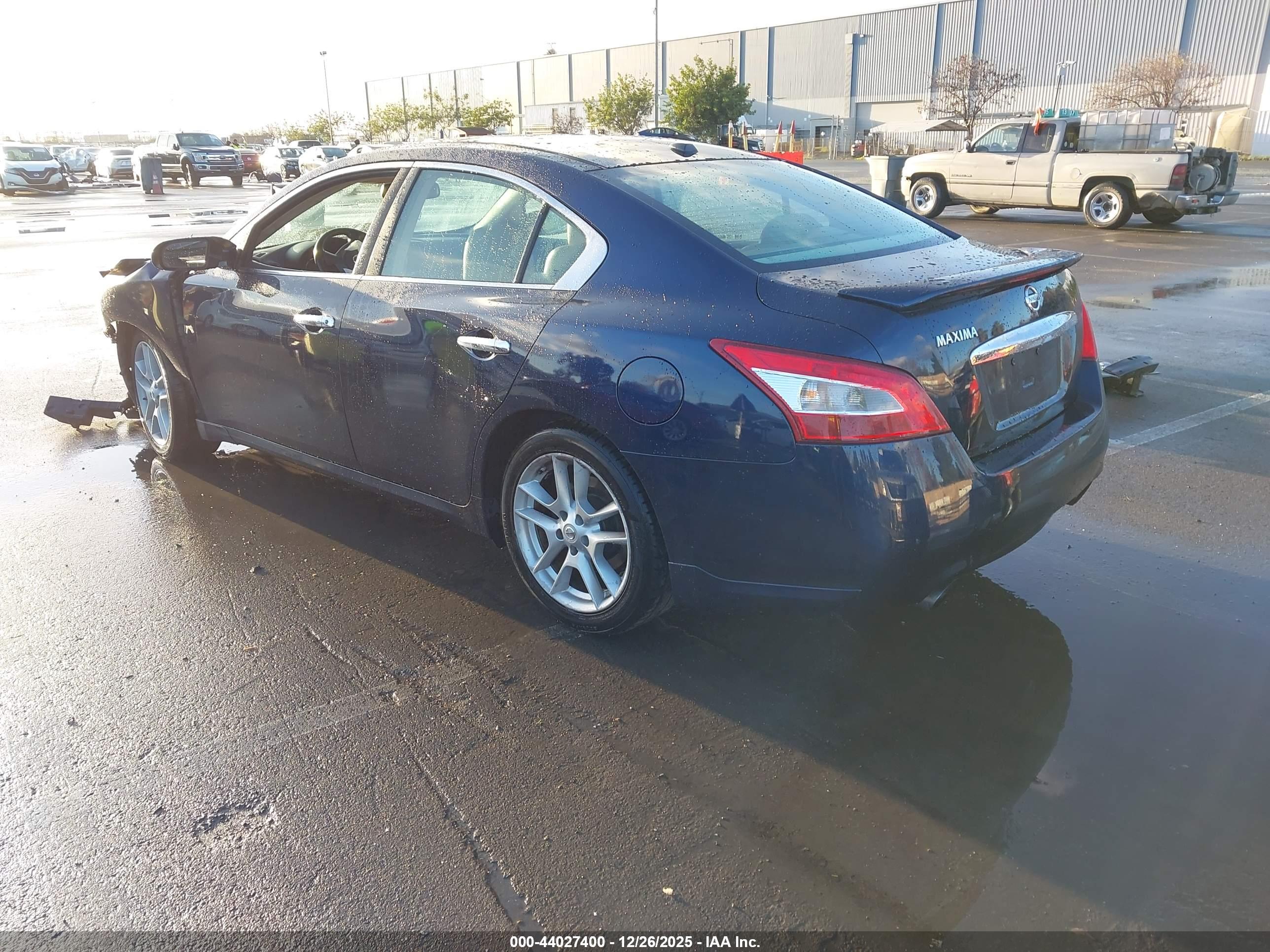 NISSAN MAXIMA image 3