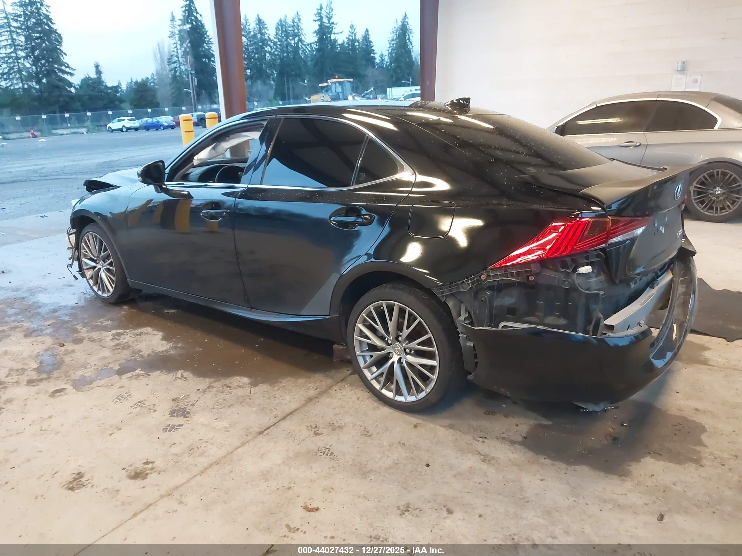 LEXUS IS image 3