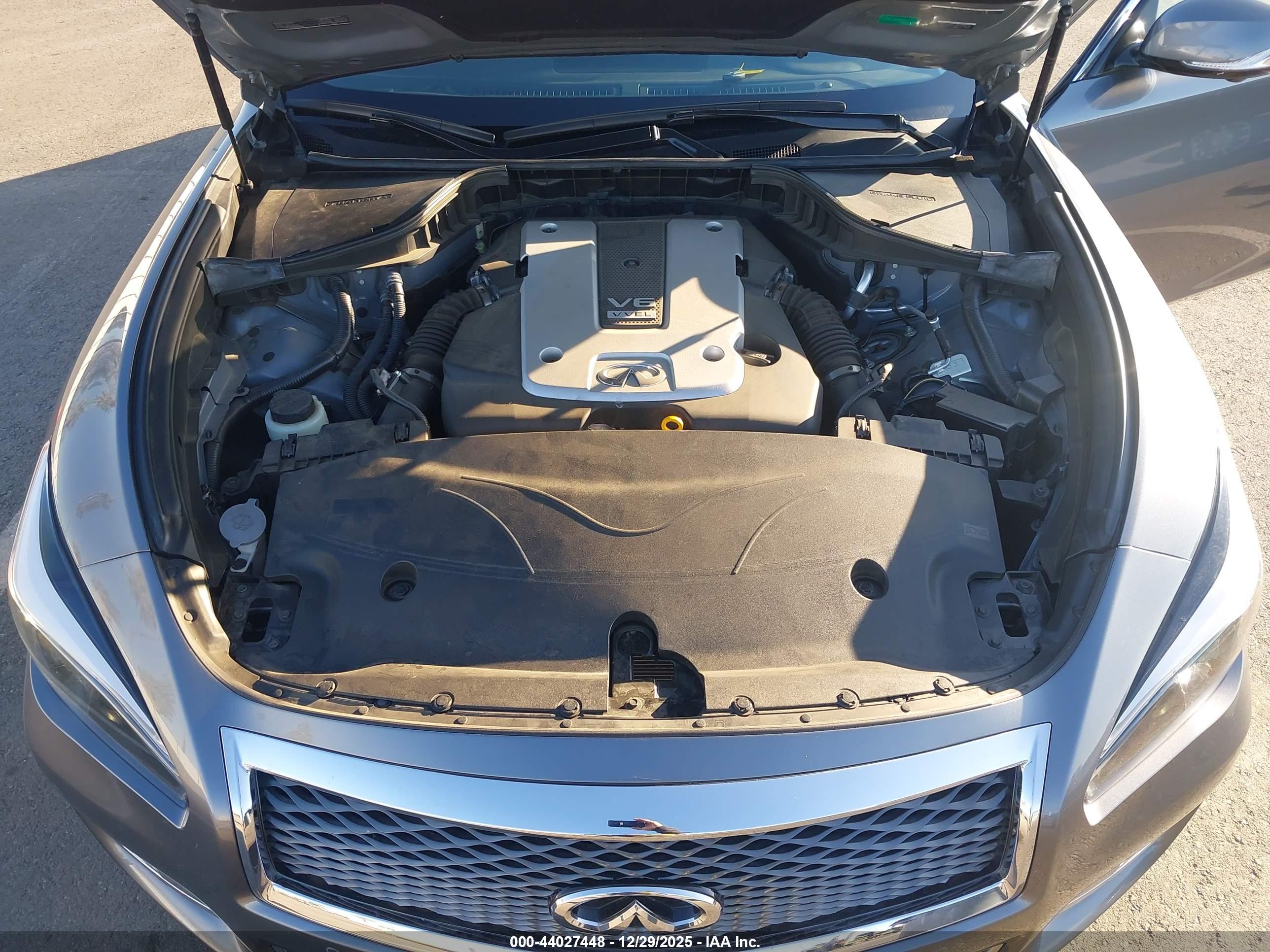 INFINITI Q70 image 10