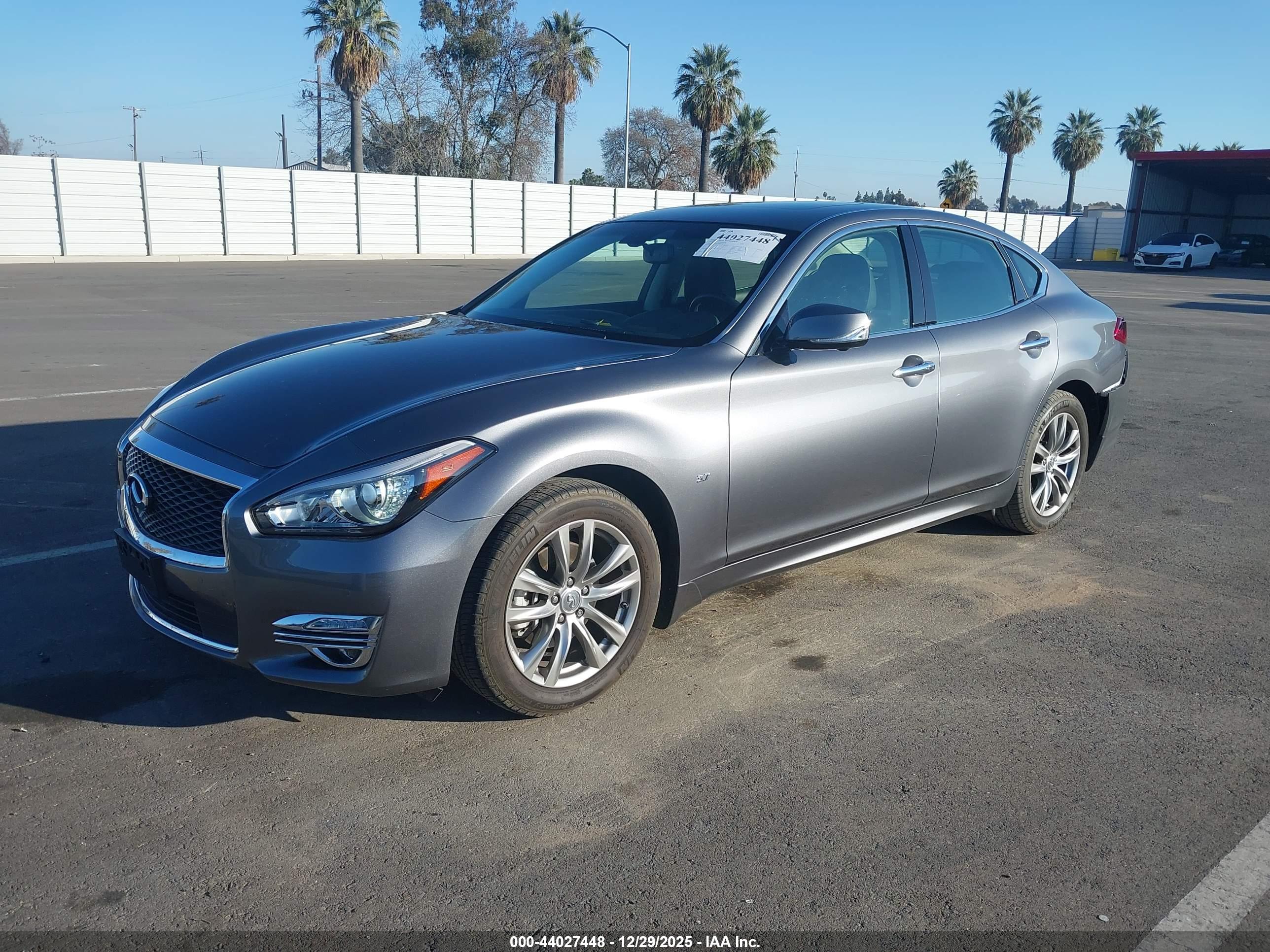 INFINITI Q70 image 2