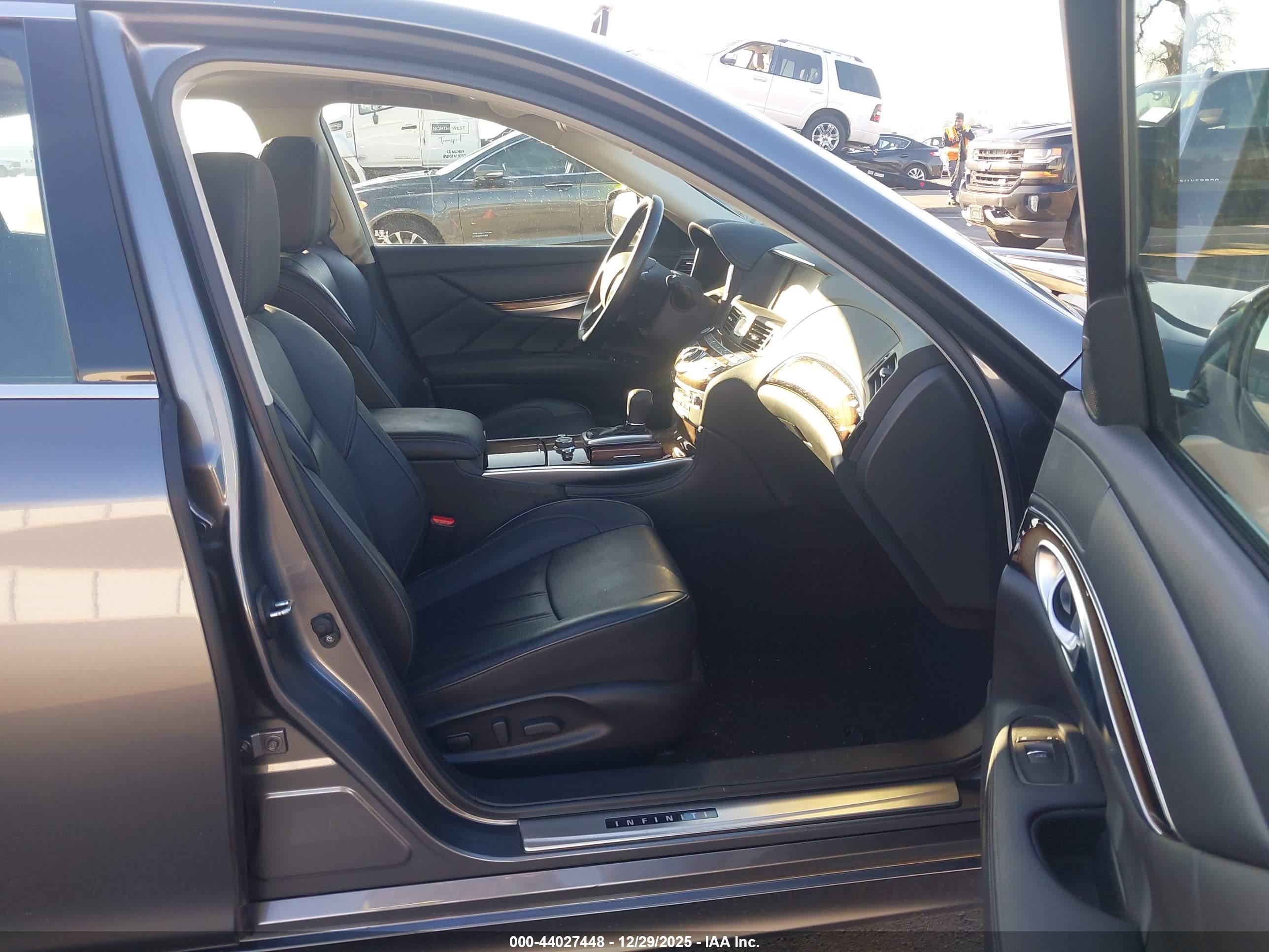 INFINITI Q70 image 5