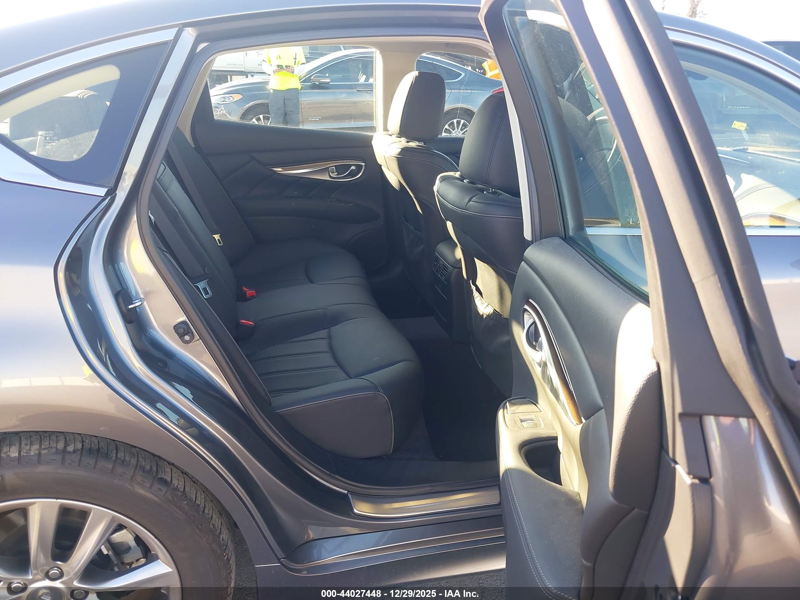 INFINITI Q70 image 8